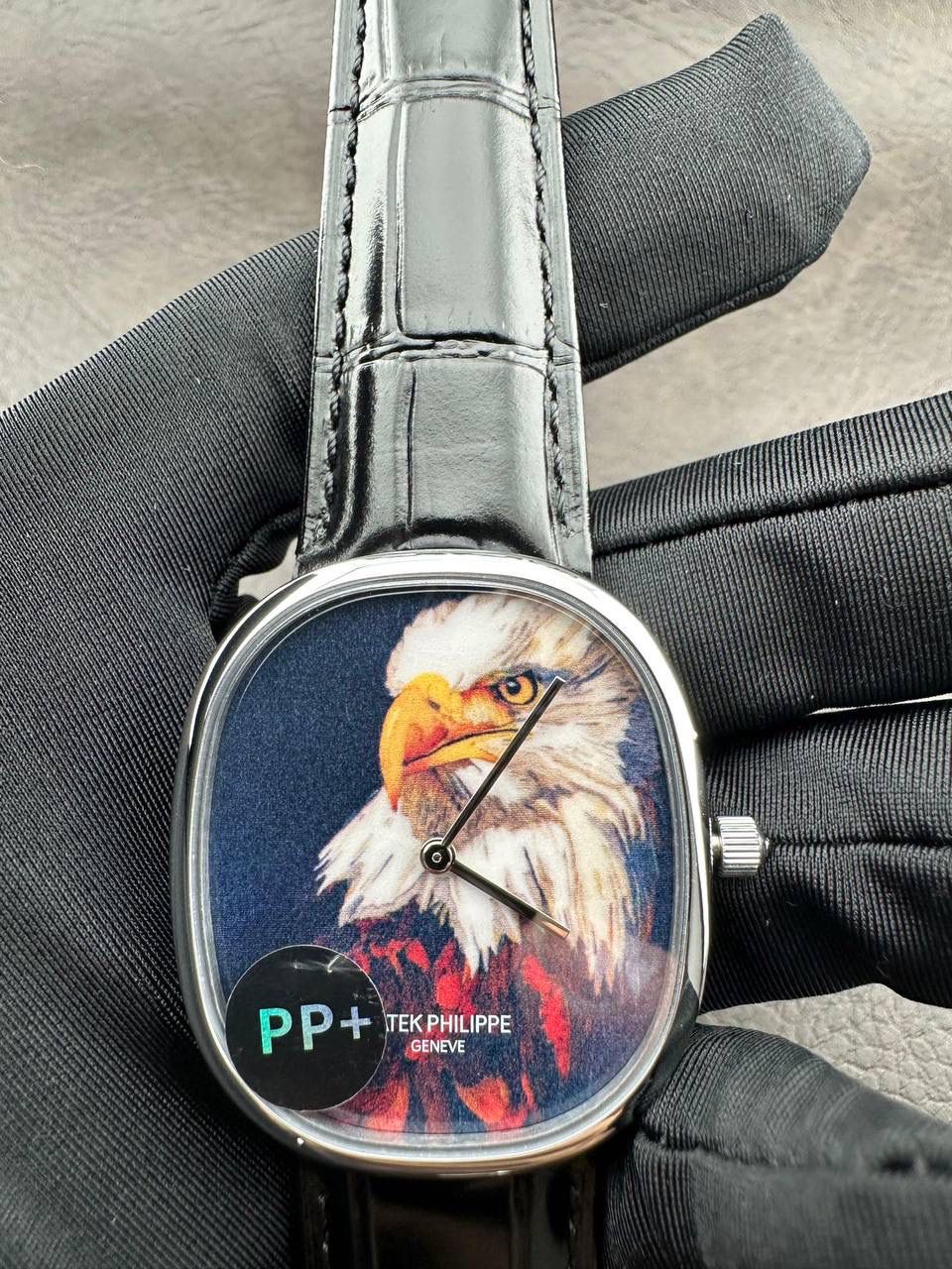 PP➕ Factory2025新品首发｜百达5738系列 68克配重版 复刻经典，更胜经典——GOLDEN ELLIPSE 黄金椭圆腕表重磅登场！ ✅ 黄金分割美学重塑：遵循1:1.6181经典比例，34.5MM×39.5MM椭圆表径搭配7.7MM纤薄厚度，复刻古典韵味与佩戴舒适度。 ✅ 316L精钢表壳：介于圆形与矩形之间的别致椭圆轮廓，还原原版线条张力，质感细腻出众。 ✅ 3D立体云贝母表盘：专属浮雕打印工艺，折射神秘深邃光泽，告别市面暗淡平庸款，上手自带高光。 ✅ 定制进口小牛皮表带：21X16尺寸对版原配，搭配同型椭圆表扣，与表壳设计遥相呼应，贴合手腕更显格调。 ✅ 9015精准机芯：走时稳定精准，兼顾实用性与耐用性，日常佩戴无压力。 PP➕不做“远观款”，只为呈现最接近原版的真实佩戴体验——从细节质感 to 上手触感，每一处都经得起近距离审视，让经典韵味在腕间完美延续！