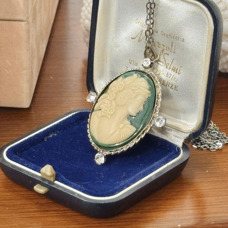 Vintage Czechoslovakian Green Glass Roman Style Cameo Pendant Necklace (B100)
