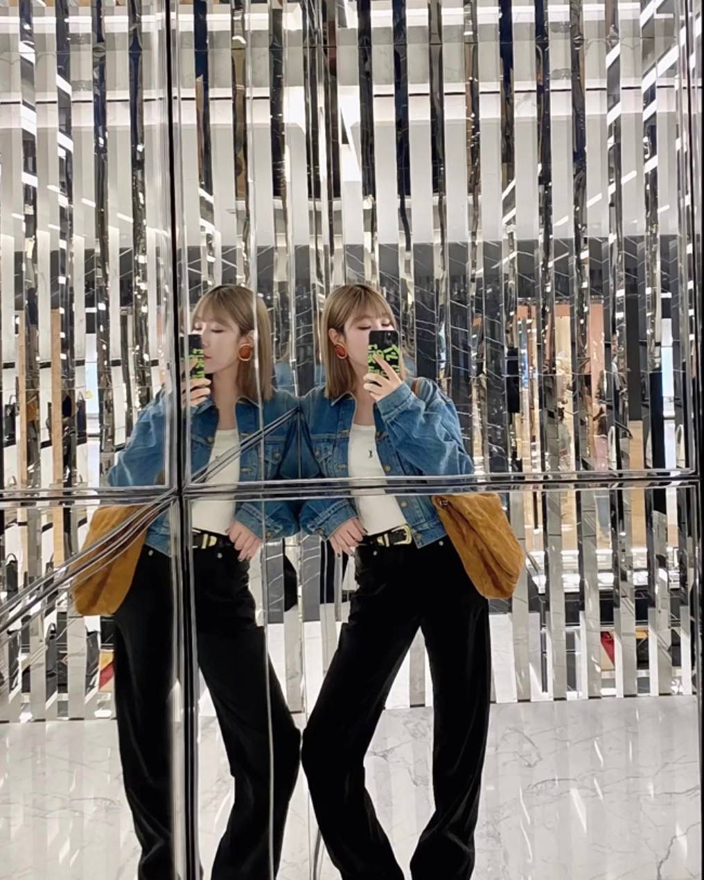 销量王🔥 ys1 jamie羊皮链条大包 麂皮棕 第2批到❗️这个羊皮，zp是微微珠光感的 市场上现在出的都是哑光的羊皮 背出去可以说是一眼jia🥲 小包用不对版或者差一点的皮还说能浑水摸鱼 但是大包真的不行😂 要不是为了等这个正确版原厂皮 我们早就出货了！还有五金也是全部等对版的 包括小小的一个鸡眼，一点都不能马虎 需要高品质的bb跟我走，不会错！ 43×29×9cm742431m