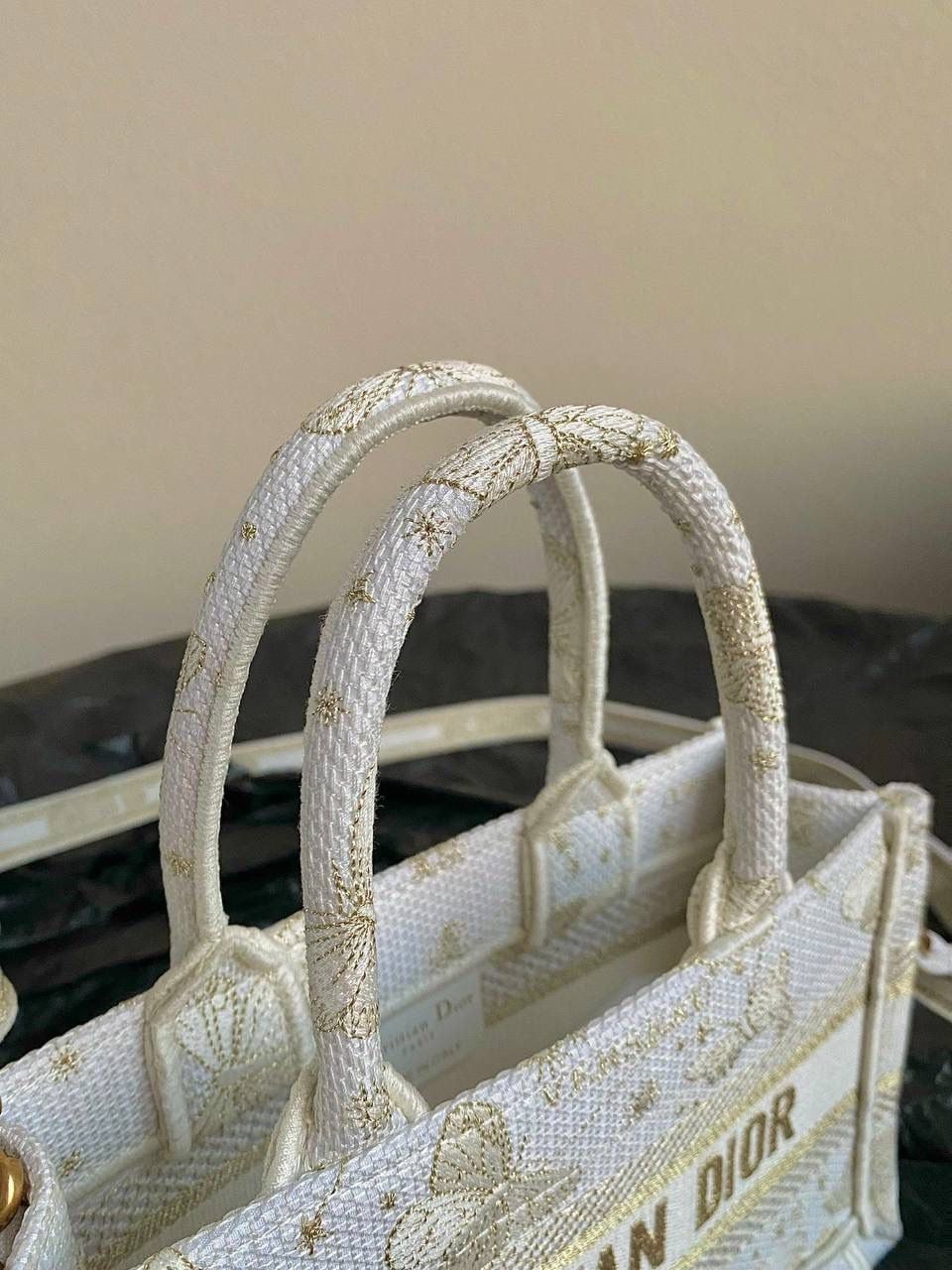 🈶金色蝴蝶迷你 𝗖𝗗 𝗕𝗼𝗼𝗸 𝗧𝗼𝘁𝗲 24圣诞限定🎄 圣诞季这一波𝗗𝗜𝗢𝗥真的稳赢 浪漫的蝴蝶刺绣 象征着自由和转变 高级的配色 精致的造型与细节设计，无不透露出一种温柔而魔法般的美感🪄💕 呜呜真的太好看了，姐妹们必冲！ 21.5×13×7.5cm