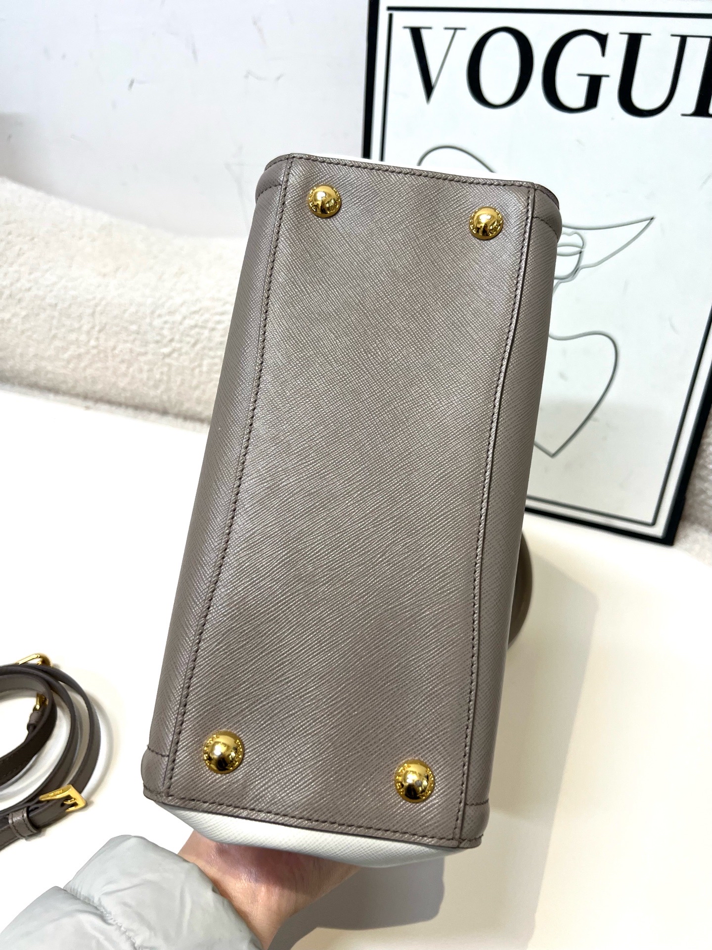 【預訂貨品】Prada 大象灰拼白色殺手包