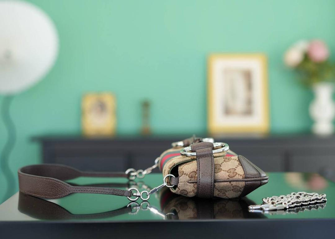 👜Gucci Horsebit Chain小号肩背包 27cm💕 GG 2023走秀款 复古的设计加上显眼的马衔扣 时髦感瞬间提升,配色超高级，复古感拉满 这款链条包简直是女主包的代表 它的设计既简约又不失个性， 着实有点酷飒的腔调，感觉置身03年的秀场！ 多种背法出街，百搭有格调！ 官方款号 764339 尺寸：11.5x27x5cm