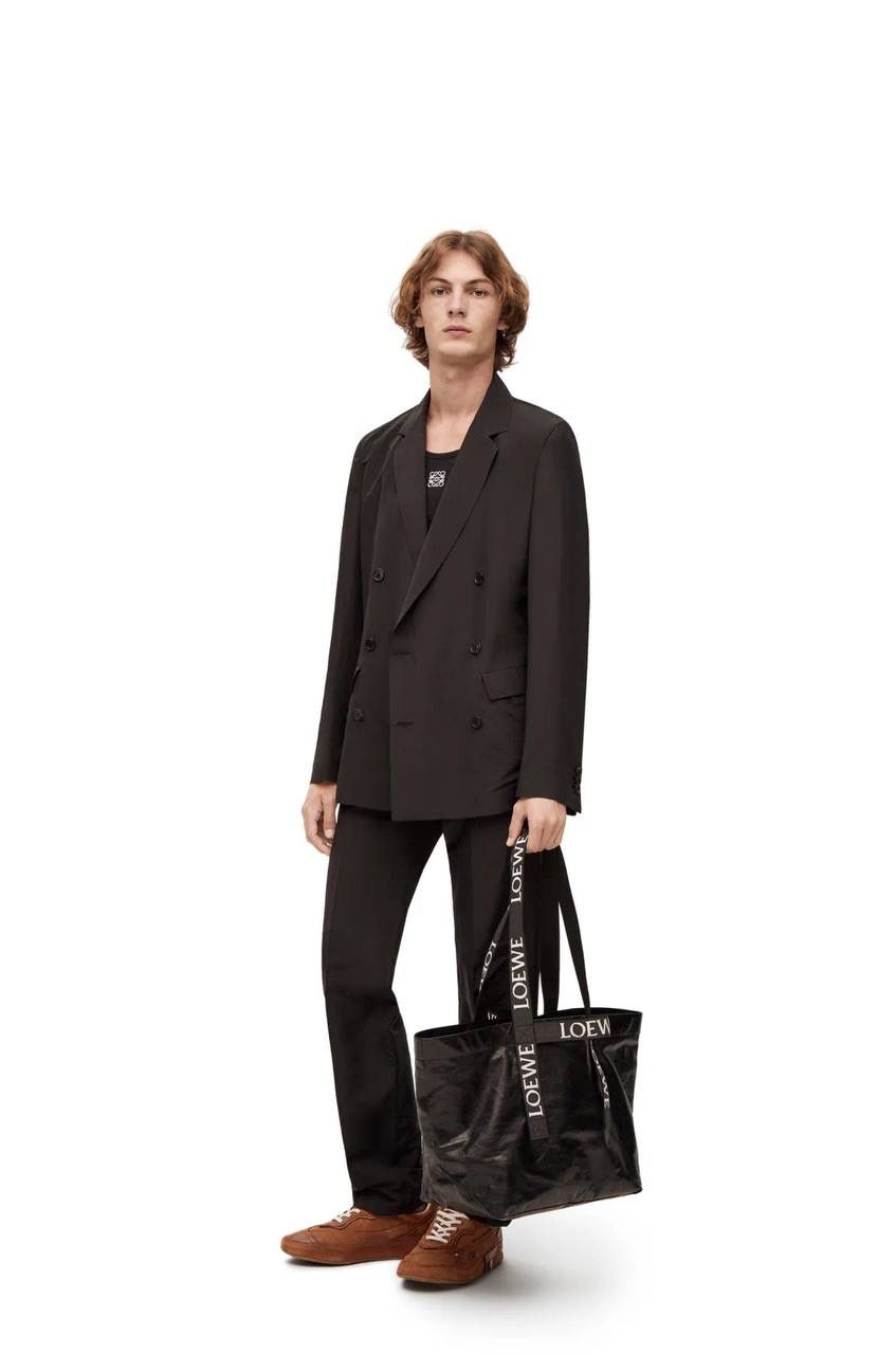 《重新定义罗威风格》 *超人气🔥纸纹牛皮手袋𝙁𝙤𝙡𝙙 𝙎𝙝𝙤𝙥𝙥𝙚𝙧 🌟 颜色:黑色、苹果绿、橙色、棕褐色 皮料:西班牙🇪🇸进口纸纹牛皮 尺寸:50×20×31cm 编码:052055 各大秀场都有它的地位 集“时髦“垃圾袋” ➕阳光“托特包” ➕摩登飒“行李袋” ➕任性美“单肩包” ➕时髦精“纸片袋”一身 飒飒的选它，凹造型选它，想走路都带风的选它，选它，选它！！！ 偷偷告诉你，超薄体积，随时随地百变造型即可入箱跟你环游天下😘😘