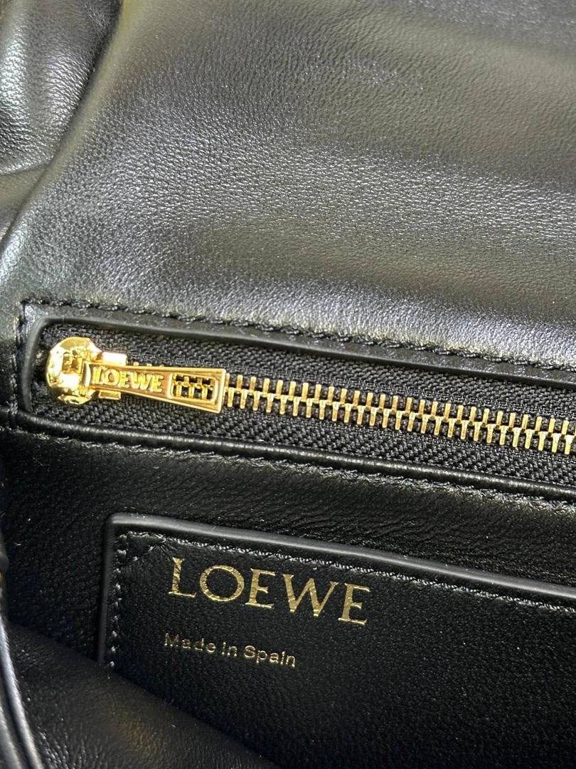 👉🏻羊皮【𝘗𝘶𝘧𝘧𝘦𝘳 𝘎𝘰𝘺𝘢】 —黑色❤️ 编码：012122 尺寸：𝟐𝟑-𝟗-𝟏𝟕𝐜𝐦 ❤️采用轻柔纳帕小羊皮，经过裁剪、缝制和手工编织制成，内里一个主要隔层，一个拉链口袋和一个插袋。 ❤️配有可拆卸的金属甜甜圈链条和一条可拆卸可调节的皮革带子。可肩背和手拿