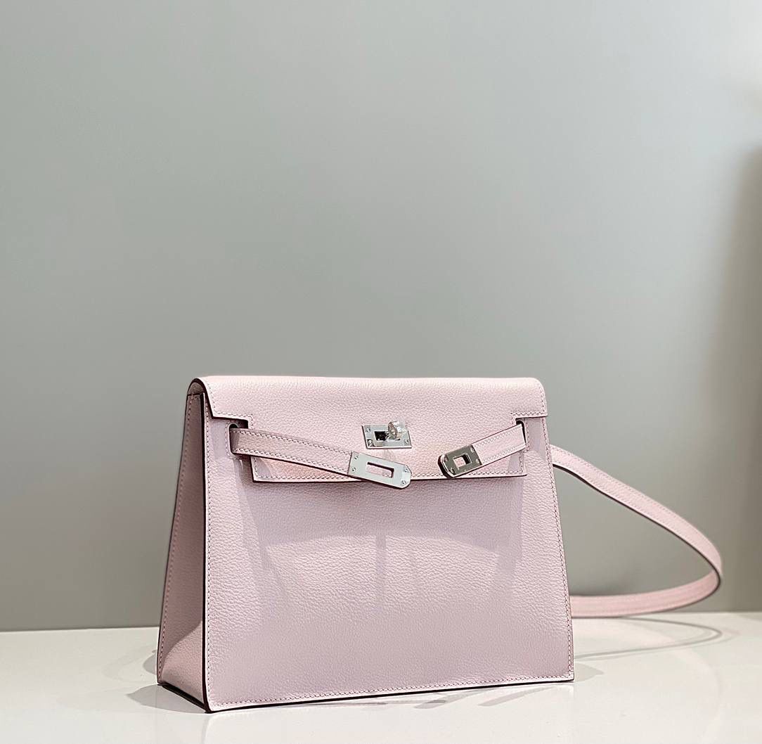 『梦幻粉·银』 ‘’Kᴇʟʟʏ ᴅᴀɴsᴇ • Evercolor 🎀 时尚圈就是一个圆！ 最厉害的就是六种背法： 斜背、侧背、肩背、腰包、背包、手包 集美们一定要安排起来‼️ 22Cm