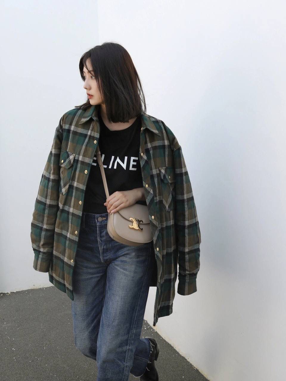 🔥大货实拍图 𝗖𝗘𝗟𝗜𝗡𝗘 ♥ 𝗧𝗘𝗘𝗡 𝗕𝗘𝗦𝗔𝗖𝗘肩带马鞍 型号：110413 尺寸：18.5*16*6cm 𝗖𝗘𝗟𝗜𝗡𝗘 𝟮𝟮秋季最新款Teen Besace凯旋门系列手袋，更俏皮活泼的包身设计与凯旋门金属标志完美结合，打造独一无二的时尚品味。