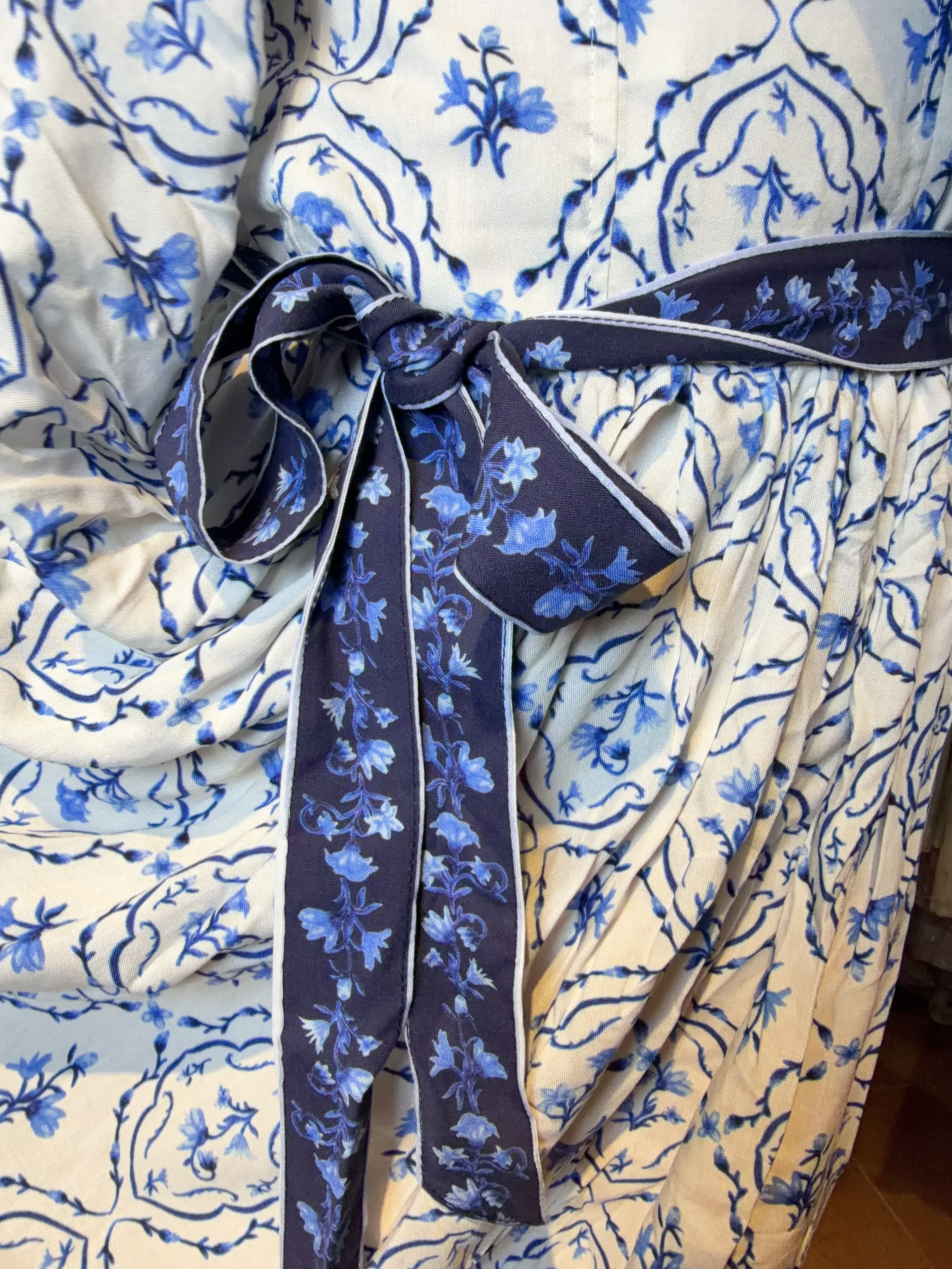 1673 Blue And White Flower Sleeveless Adj. OP 48''