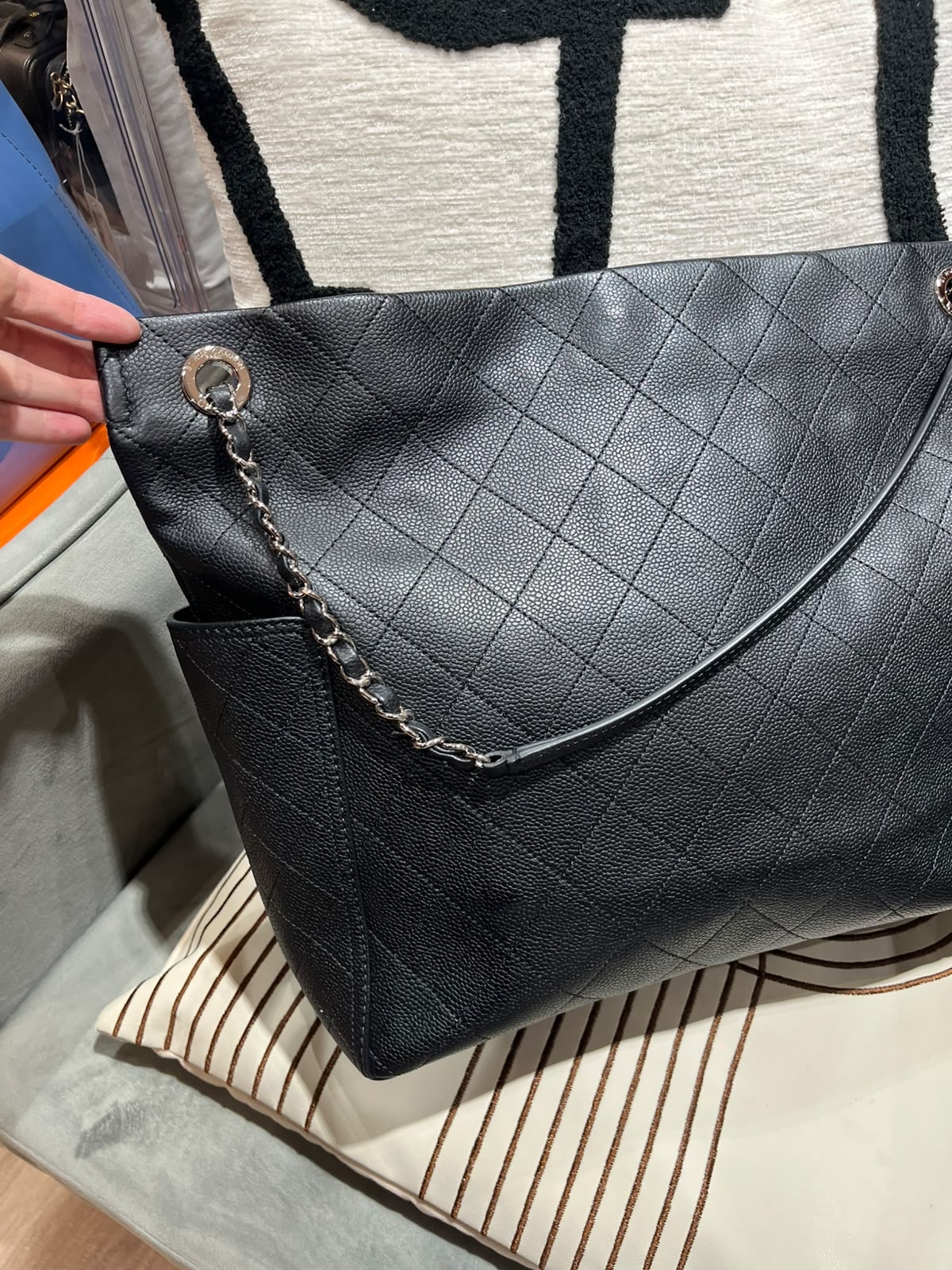 Chanel Shoulder Bag Calfskin 黑色魚子醬牛皮100%Authentic, 98%New ✅19 Card✅Dust bag