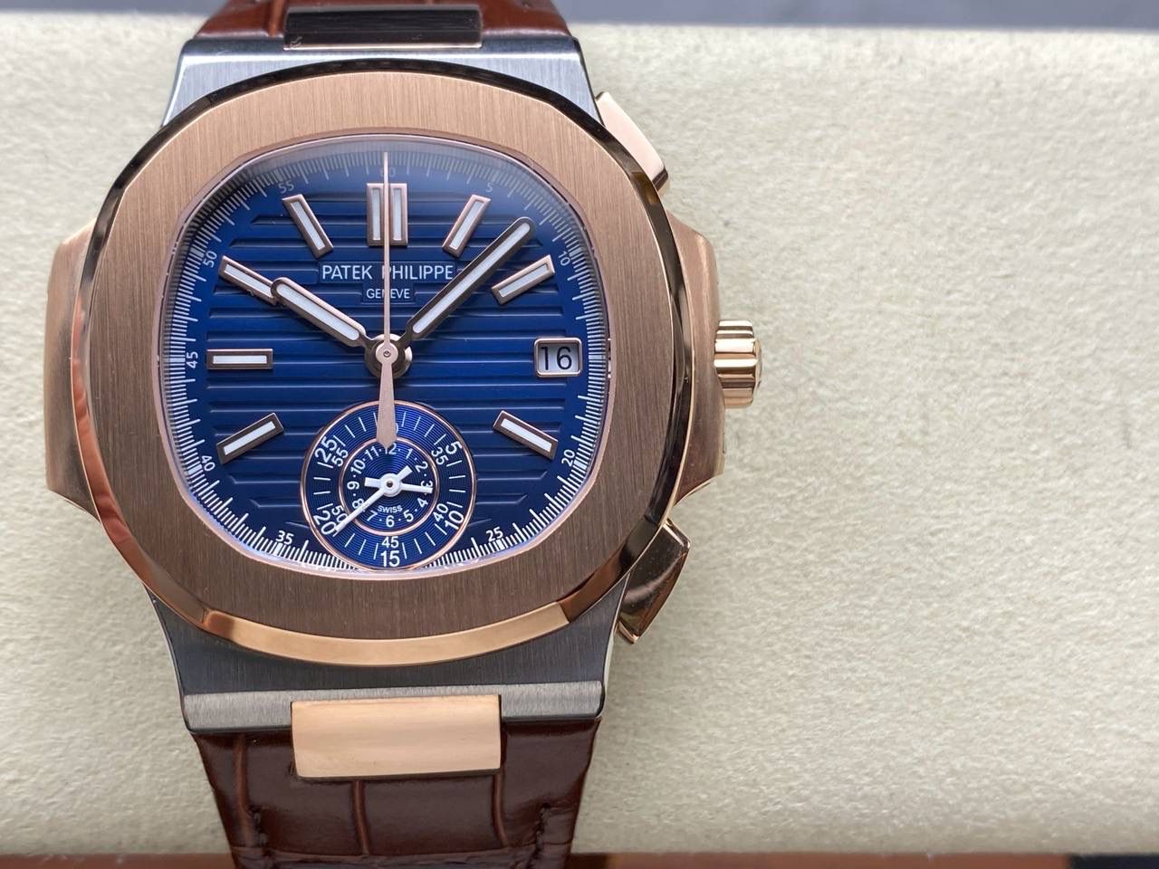 V2版真功能🌐真小秒！3K工厂 百达翡丽鹦鹉螺5980/1A-014多功能计时腕表V2版本，真小秒、真功能！【表壳】腕表尺寸40.5毫米，同正品一致的枕型表壳采用正面拉丝，侧面抛光的两种工艺组合，层次感分明，质感十足。尽显精湛工艺。【表带】采用原装表带一比一量身打造，每节表带的中央抛光部位，都能呈现钻石的形状，尽显高级质感。【机芯】3K厂采用定制版PP.CH28-520机芯，完美还原正品，时分秒，日期，和计时大秒功能。3K匠心之作，欢迎各位表友品鉴🌐