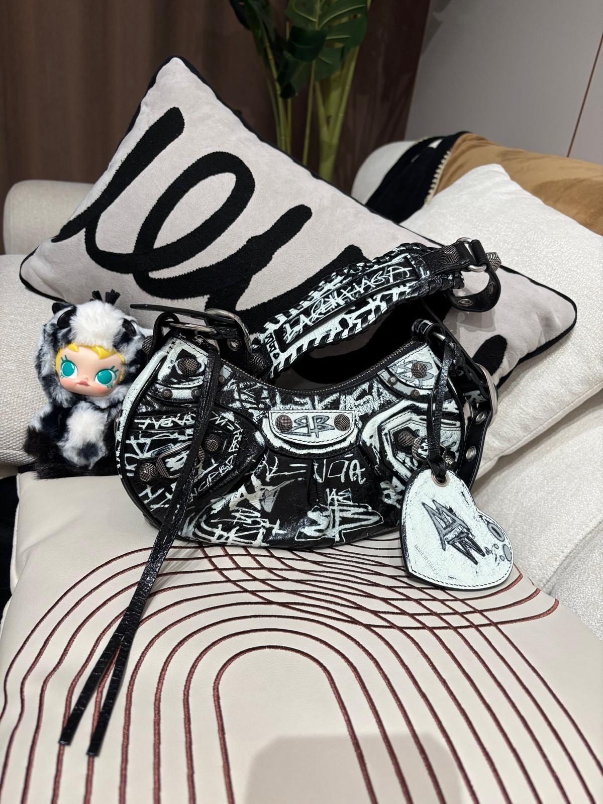 Balenciaga Shoulder Bag 100%Authentic, 98%New ✅Dust bag