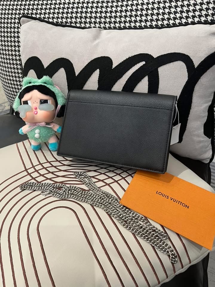 Lv my lockme chain pochette crossbody bag,100%Authentic, 99%new ✅dust bag ✅box