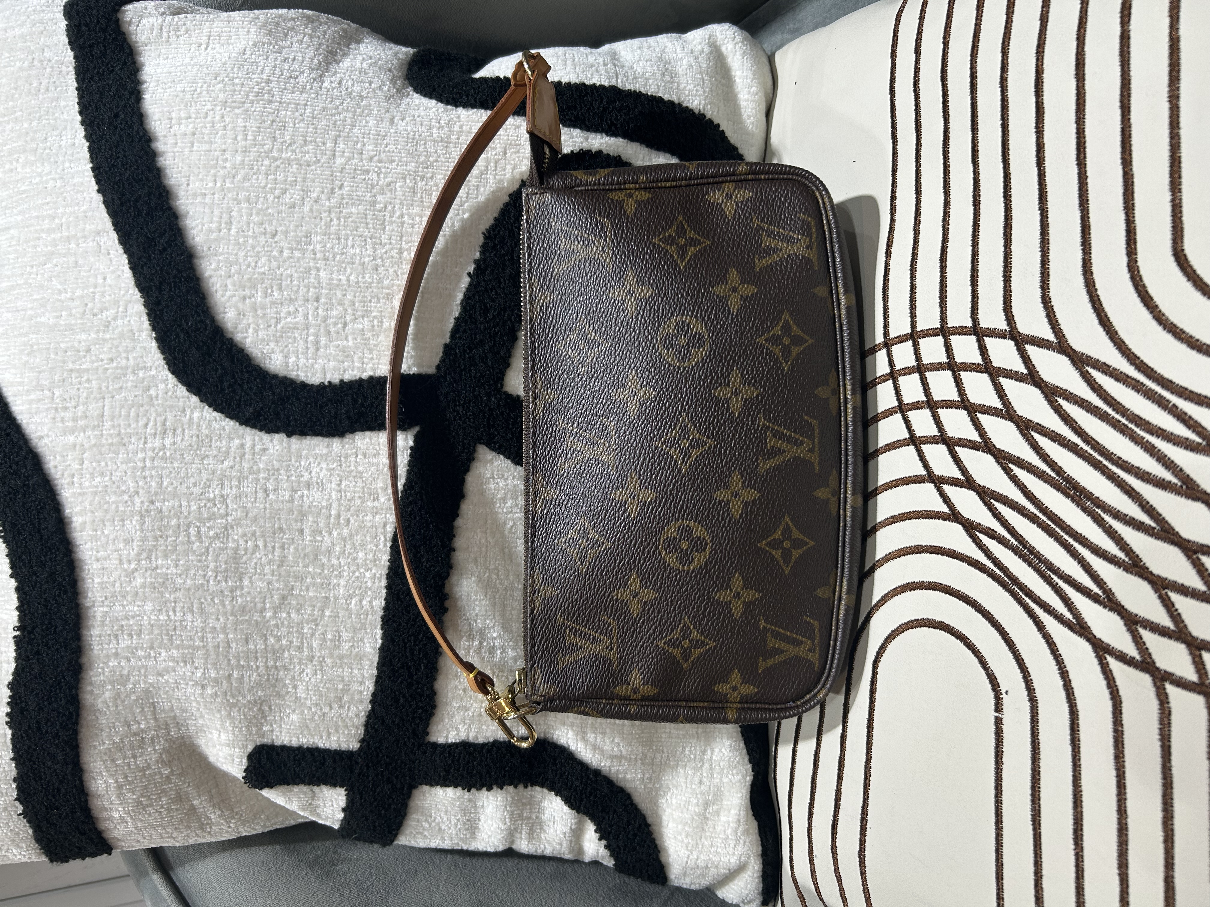 LV Pochette monogram hobo bag 100%Authentic, 90%New 