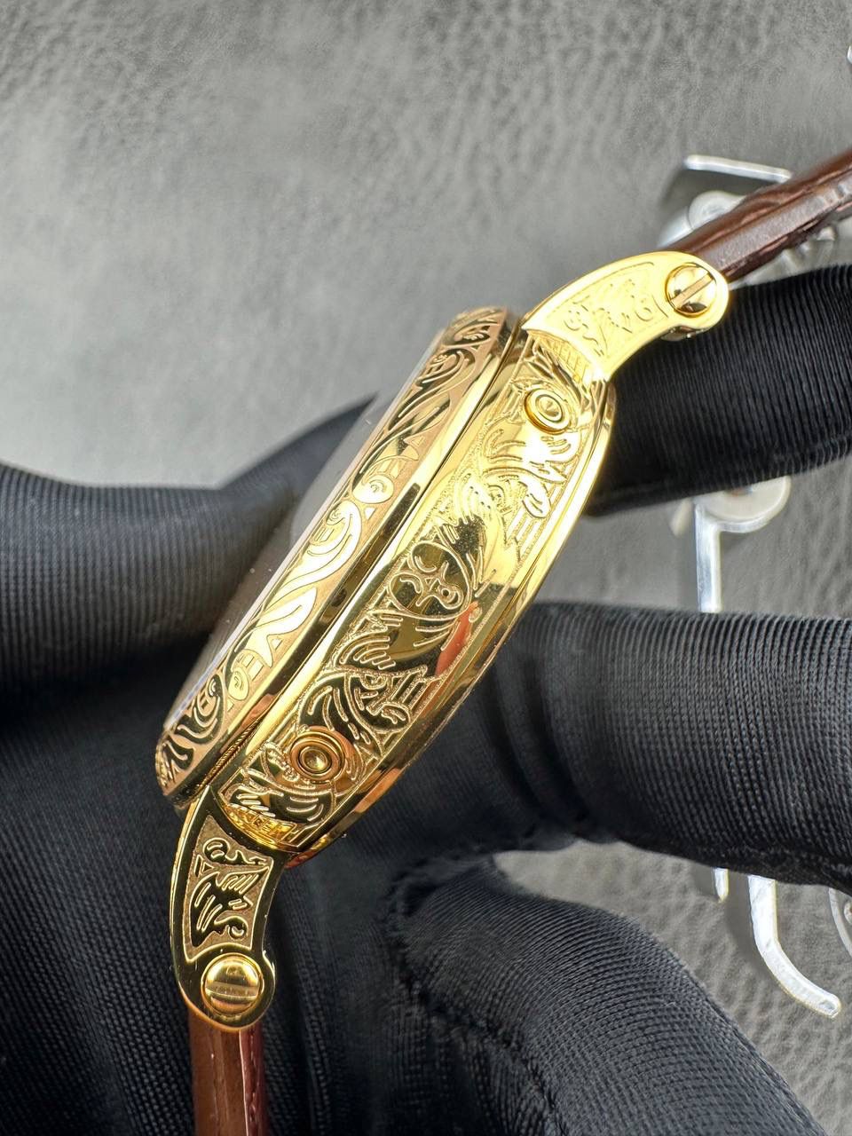 【铁划银钩 苍劲有力】高颜值新品墙裂推荐 精湛的工艺！ 年度最佳典藏之作——百达.翡丽古典超级复杂多功能 万年历功能腕表 团队历时两年多精心设计，不计成本，敢为人先，力求完美，克服重重难关，突破多层技术瓶颈，机芯型号为CH 29-535 升级版，质量稳定！ 【表带】经典意大利小牛皮表带，纹路清晰，质感好。搭配圈市面最顶级的百达翡丽灯笼表扣，通用原装无压力。 优雅的Calatrava雕花表壳极具个性，42毫米的表径适配大众男性手寸，非常商务可亦休闲。