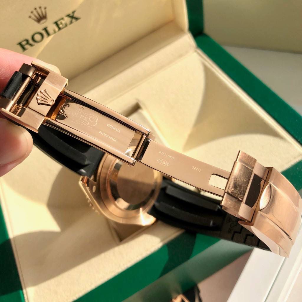 【经典名仕 一劳永逸】劳家爆款游艇名仕型系列m116695SATS男士腕表40mm糖豆游艇出货，继续秉承AD家族优质特色、独家出品一表一码，三码合一 【机芯】搭载AD专注而制0️⃣返修、💯全新原装西铁城8215全自动机械机芯，走时精准，性能优异，动力储备高达48小时 【表壳】316L精钢表壳 高端同步防指纹[强]圈口采用施华洛世奇水晶彩钻，原版同步双向旋转，完美呈现与原版一致的弧度、光泽，超强高密度矿物质玻璃镜面，精致的做工完美秉承原装的潜水游泳🏊‍♀️性能 【字面】大厂同步超强夜光，夜光刻度、表针无瑕疵斑点、晶莹剔透，细节同步正品，内影圈刻字清晰，字体匀称 【表带】采用进口硅胶原版同步胶带搭配316精钢可调节表扣