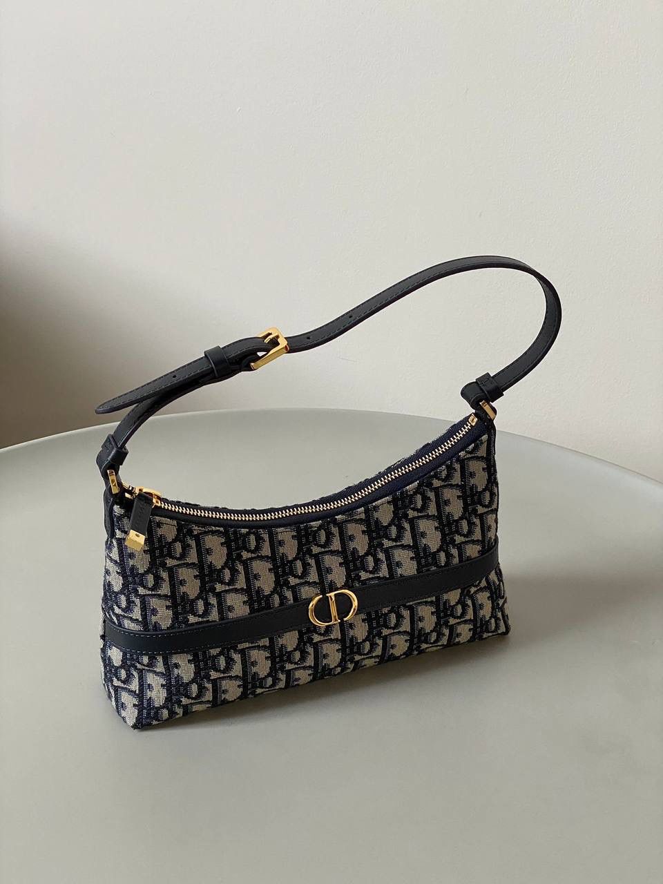 🈶老花蓝 𝐃𝐢𝐨𝐫 𝐦𝐢𝐬𝐬 𝐜𝐚𝐫𝐨水饺包 喜欢腋下包的有福啦！ miss caro系列的这款迷你单肩包 性价比极高，线条自然流畅 看着虽小，但装promax还绰绰有余 很适合日常出门、通勤、出游、轻装上阵 极尽优雅！ 23×13×6cm #💰118005m