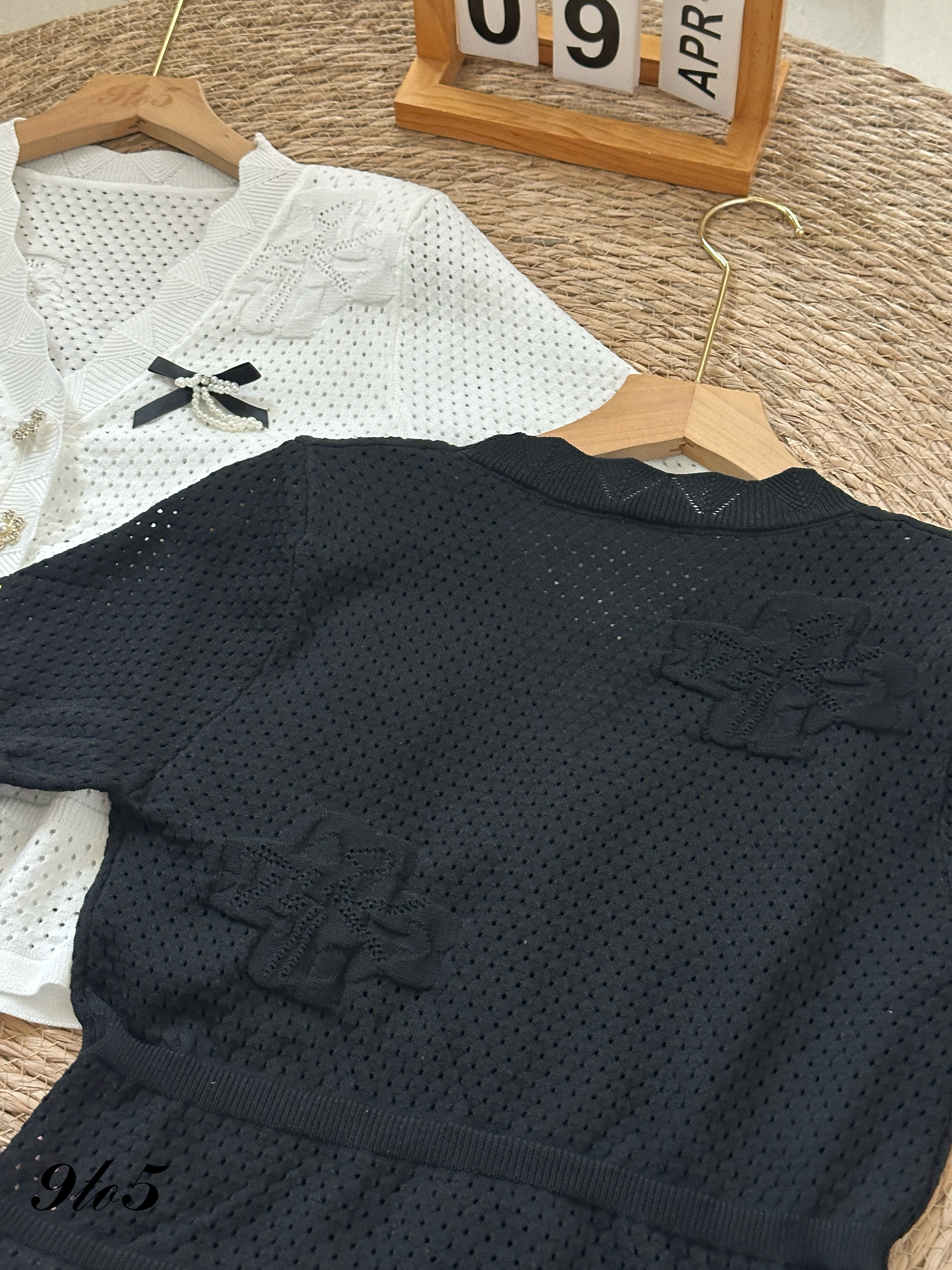 T4087 V Neck Open-knit Top - Black & White