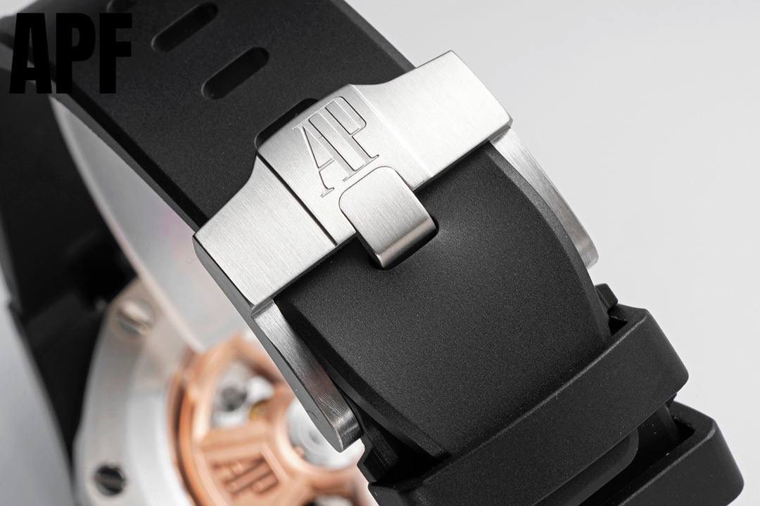 APF厂“新配色”爱彼皇家橡树离岸型26405系列陶瓷腕表 秒杀市面上所有版本“封顶之作 杜绝一眼假”在原有的基础上 潜心研发 突破壁垒 “打破原装封锁技术，同步原装独家计时码表款可松动头粒”使上手最大程度贴合手腕，大大提高了佩戴的舒适 同时也杜绝一眼假的尴尬处境。APF厂真正做到从每一个喜欢手⌚️的表友角度考虑 1. 表壳与圈口的选料，使用进口的氧化锆，无需任何颜料，以超高的压力与超高的温度锻造，形成超高密度的彩色陶瓷 2.采用最新CNC级别的打磨技术，将整个表壳的个个角度完美处理， 3.每颗六角螺丝都与表框处于同一平面上，不接受一丝一毫的凸显与凹陷，真正诠释了何为顶级复刻艺术 4.表盘以爱彼经典的大格纹为背景，层次分明的方格排列，经过完美打磨，将匠人的工艺体现的淋漓尽致 5.镜面采用双面蓝宝石镜片，天然橡胶皮带，6.机芯采用原装3126的计时机芯，十二位的小秒，6点钟位和九点位的12小时计时与30分钟计时，完美的还原了原版的所有功能，每块手表APF厂都经过人工QC确保机芯的稳定性，真正做到无可挑剔 欢迎各位 表友鉴赏💯🔥