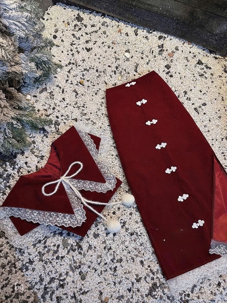 優雅的兩件式天鵝絨套裝，飾有蕾絲細節