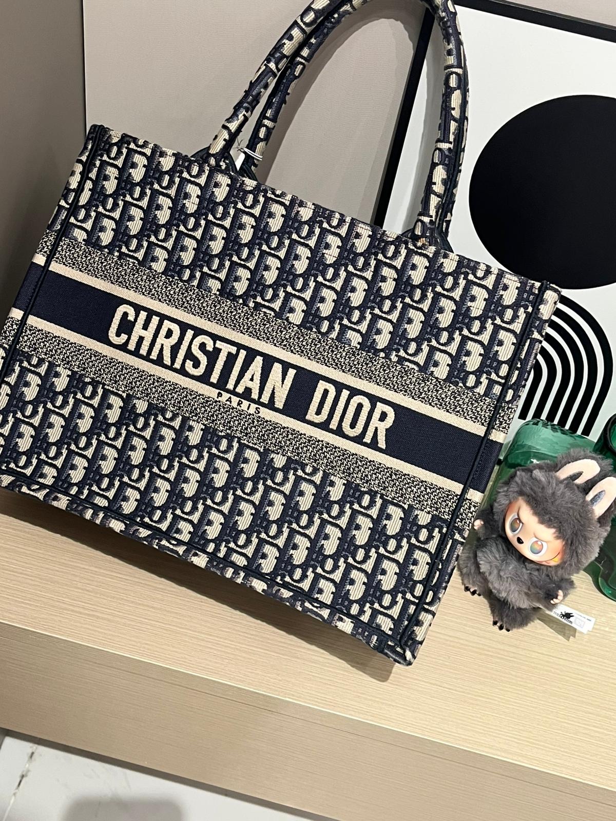 Dior book tote medium  ,100%Authentic ,98%new ✅Dust bag