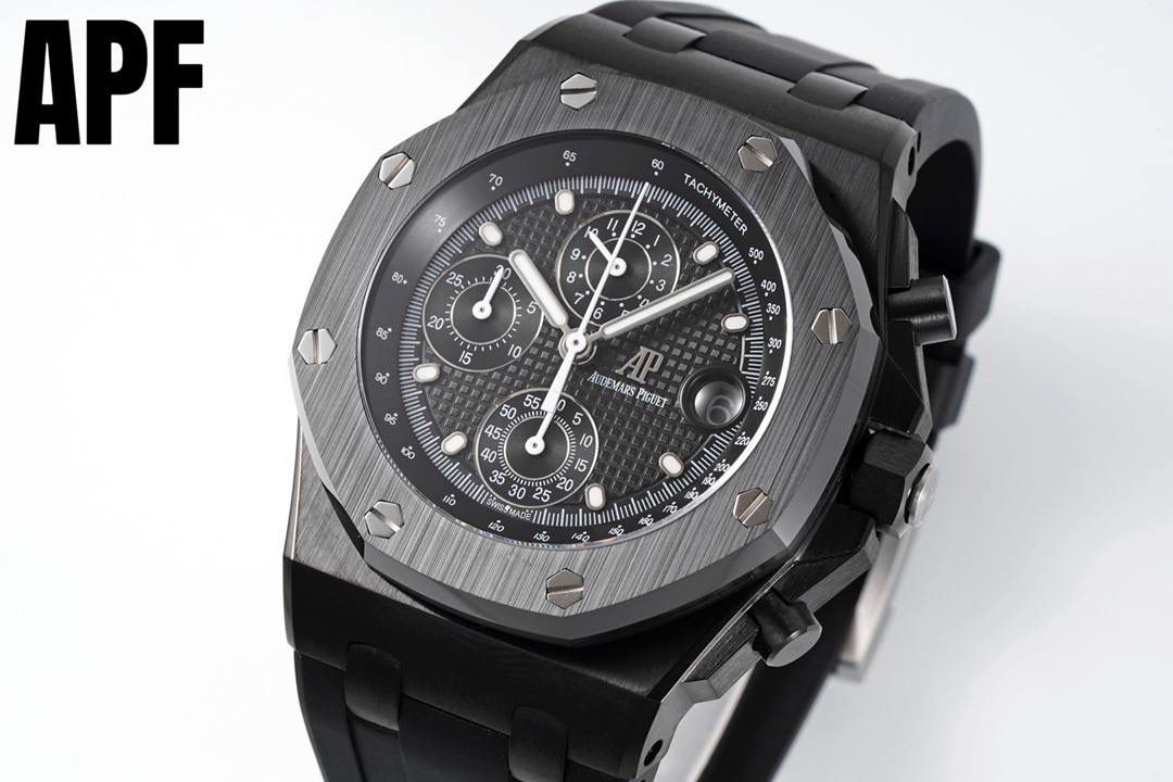 APF厂“新配色”爱彼皇家橡树离岸型26405系列陶瓷腕表 秒杀市面上所有版本“封顶之作 杜绝一眼假”在原有的基础上 潜心研发 突破壁垒 “打破原装封锁技术，同步原装独家计时码表款可松动头粒”使上手最大程度贴合手腕，大大提高了佩戴的舒适 同时也杜绝一眼假的尴尬处境。APF厂真正做到从每一个喜欢手⌚️的表友角度考虑 1. 表壳与圈口的选料，使用进口的氧化锆，无需任何颜料，以超高的压力与超高的温度锻造，形成超高密度的彩色陶瓷 2.采用最新CNC级别的打磨技术，将整个表壳的个个角度完美处理， 3.每颗六角螺丝都与表框处于同一平面上，不接受一丝一毫的凸显与凹陷，真正诠释了何为顶级复刻艺术 4.表盘以爱彼经典的大格纹为背景，层次分明的方格排列，经过完美打磨，将匠人的工艺体现的淋漓尽致 5.镜面采用双面蓝宝石镜片，天然橡胶皮带，6.机芯采用原装3126的计时机芯，十二位的小秒，6点钟位和九点位的12小时计时与30分钟计时，完美的还原了原版的所有功能，每块手表APF厂都经过人工QC确保机芯的稳定性，真正做到无可挑剔 欢迎各位 表友鉴赏💯🔥