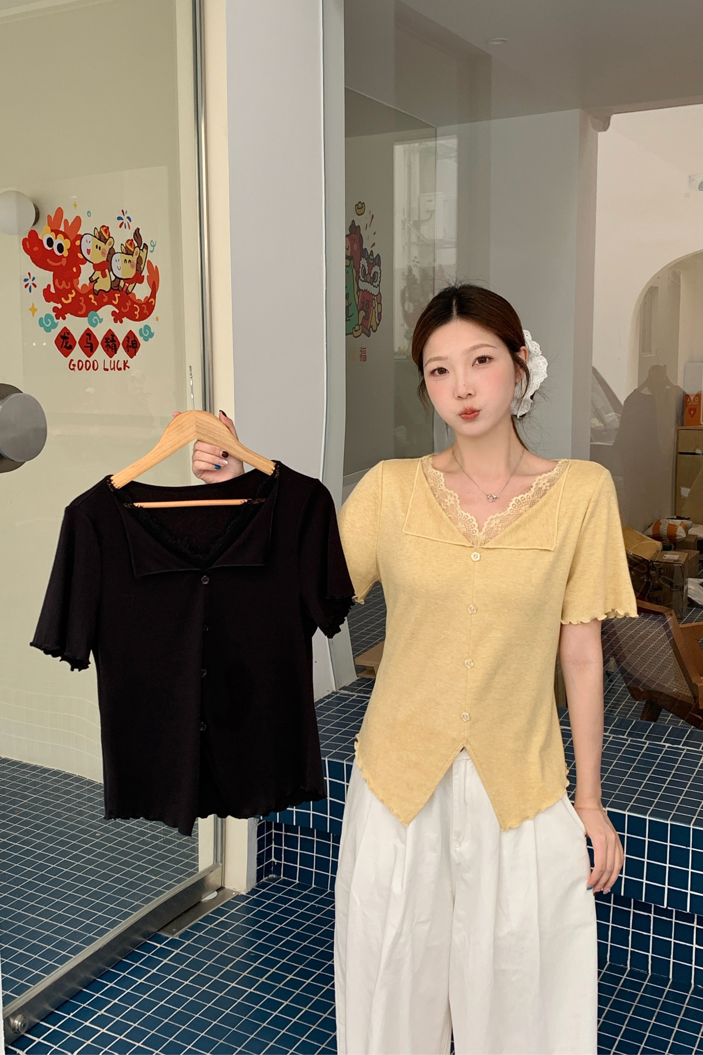 B103(81027) 韩系V型翻领边拼蕾丝花边木耳边袖与下摆开角黑黄上衣