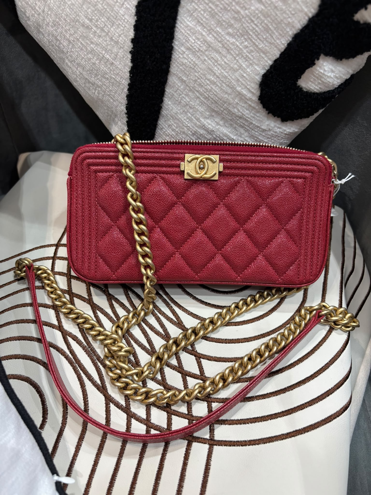 Chanel boy clutch with chain 荔枝牛皮 100%Authentic ,95%new  ✅28貼✅Dust bag 