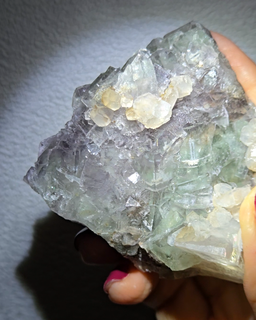Cubic fluorite with UV-reactive calcite - FL216