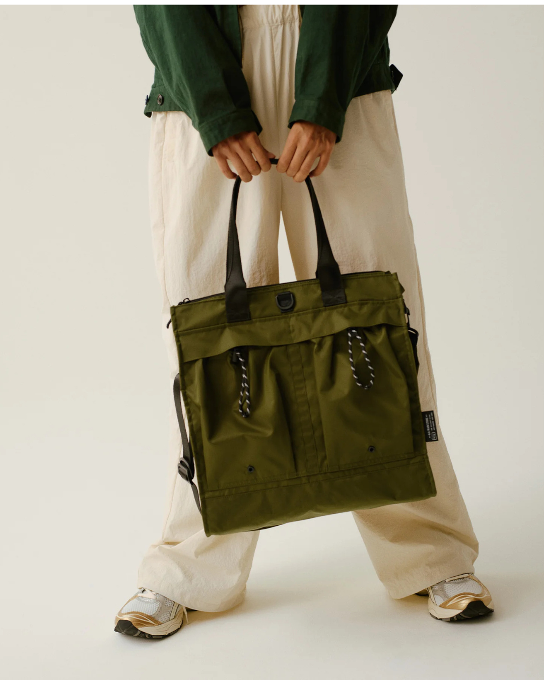 代購【 2026新商品 日本直送 KiU 輕量光澤感 多功能 手提 斜揹袋 Helmet Bag 】