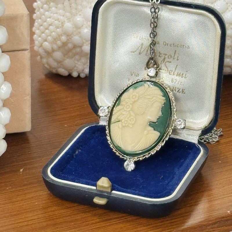 Vintage Czechoslovakian Green Glass Roman Style Cameo Pendant Necklace (B100)