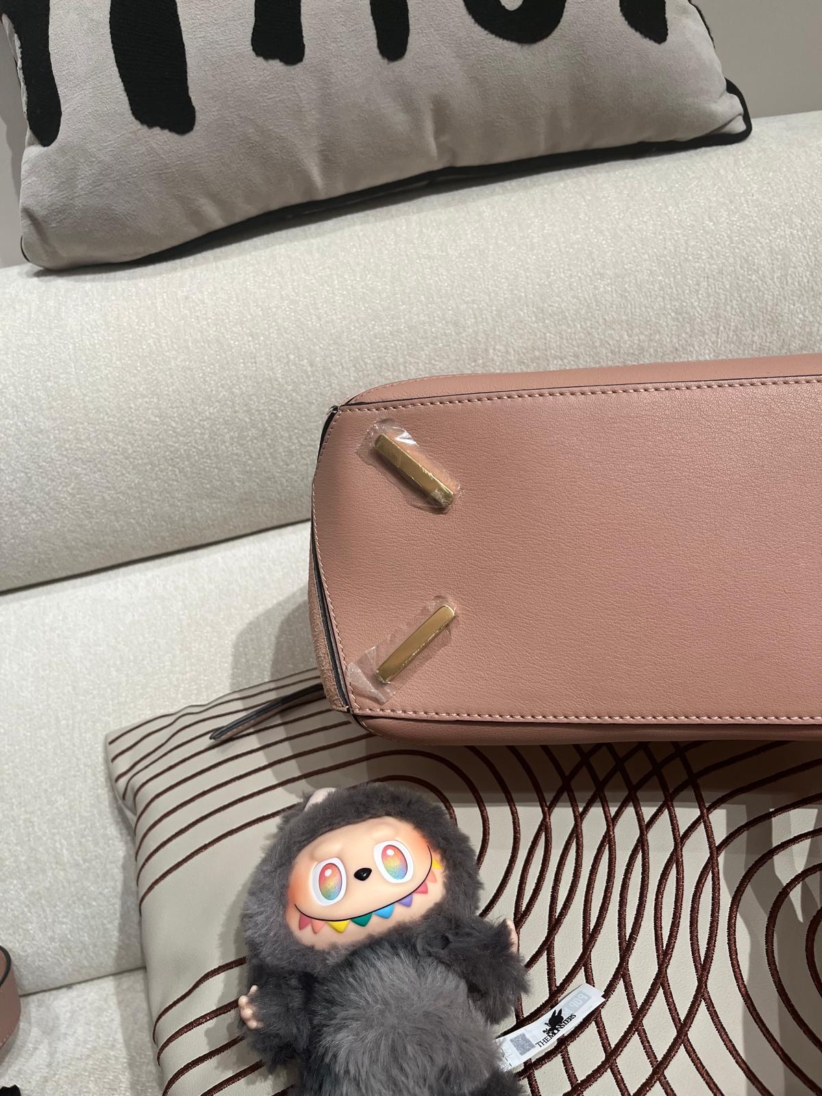 Loewe Puzzle medium calfskin,100%Authentic, 99%new ✅tap ✅booklet✅肩帶 ✅dust bag