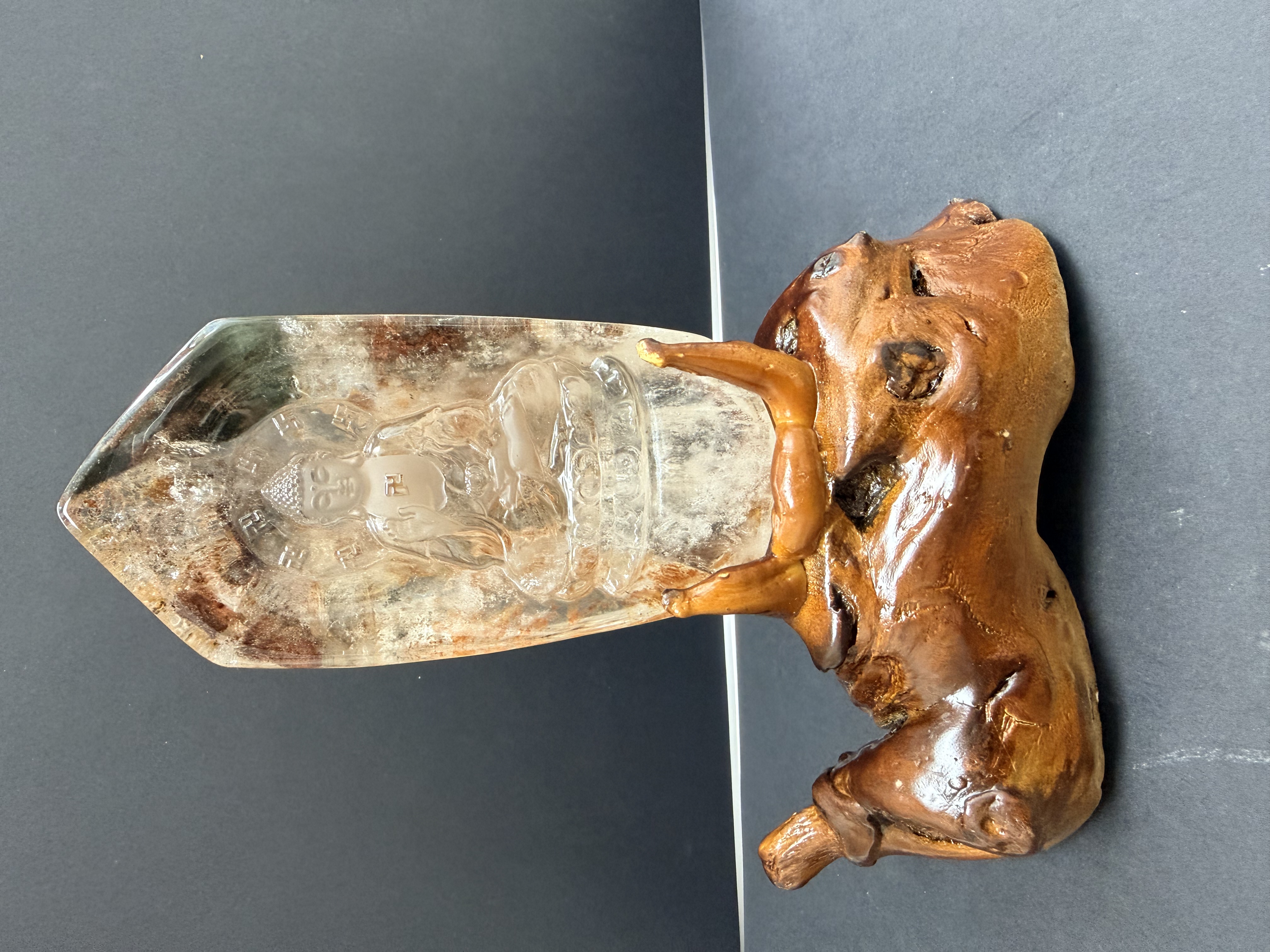 #7 釋迦牟尼佛 雕刻在天然綠幽靈水晶 （已加持）全高17.5cm