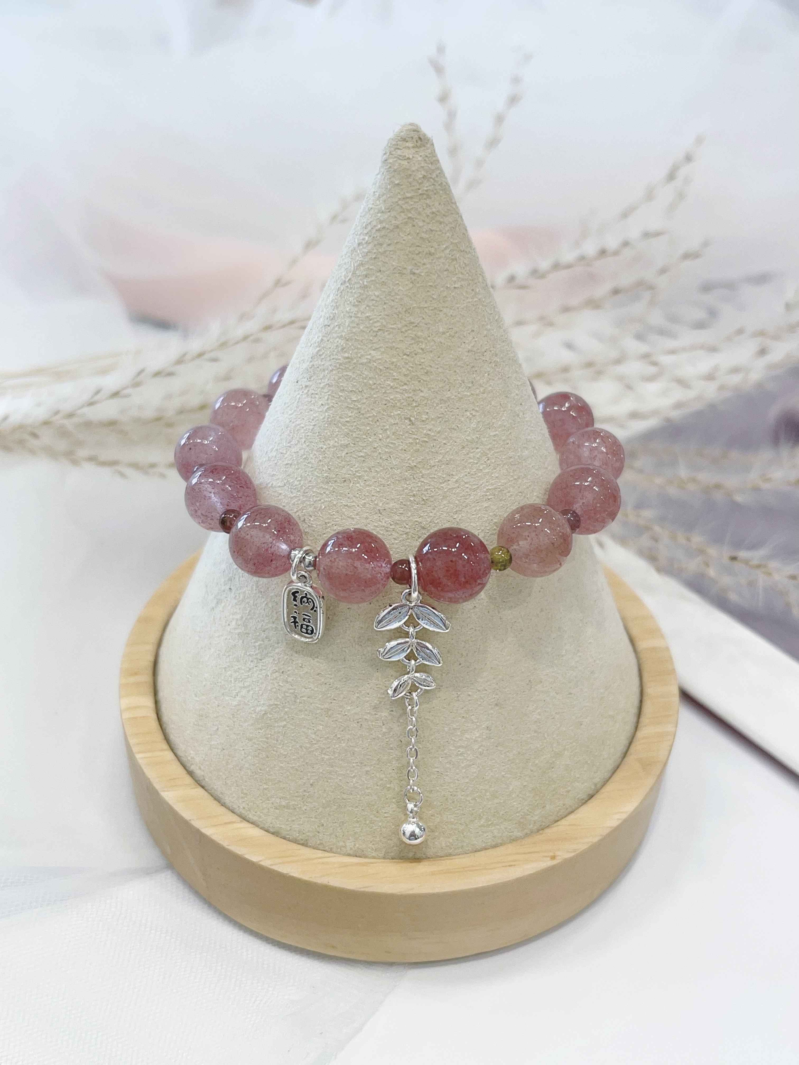 🍓草莓晶 Strawberry Quartz 手串｜10mm 纳福 × 小叶子设计款