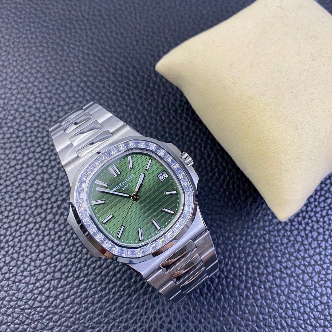 百达翡丽鹦鹉螺5711 橄榄绿盘镶T方钻 2021款🌟🌟 ✅ 核心配置：904钢表壳40×8.3mm，324SC机芯/45h动储/120m防水，时/分/秒/日期+夜光 ✅ 核心亮点：32颗梯形Wesselton T方钻（共3.6ct），贴合八角表环，珠宝级镶嵌 ✅ 核心质感：橄榄绿盘横向凸纹放射光，全表手工抛光，钢表带贴合舒适