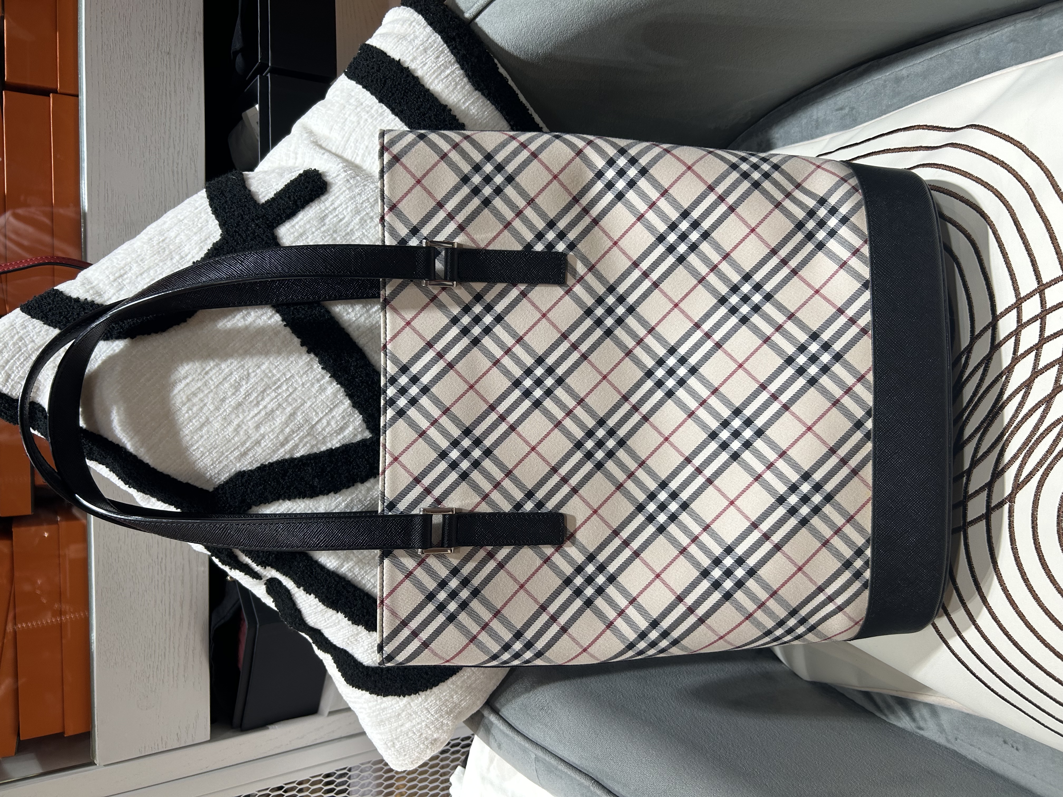 Burberry bucket bag 100%Authentic ,98%new