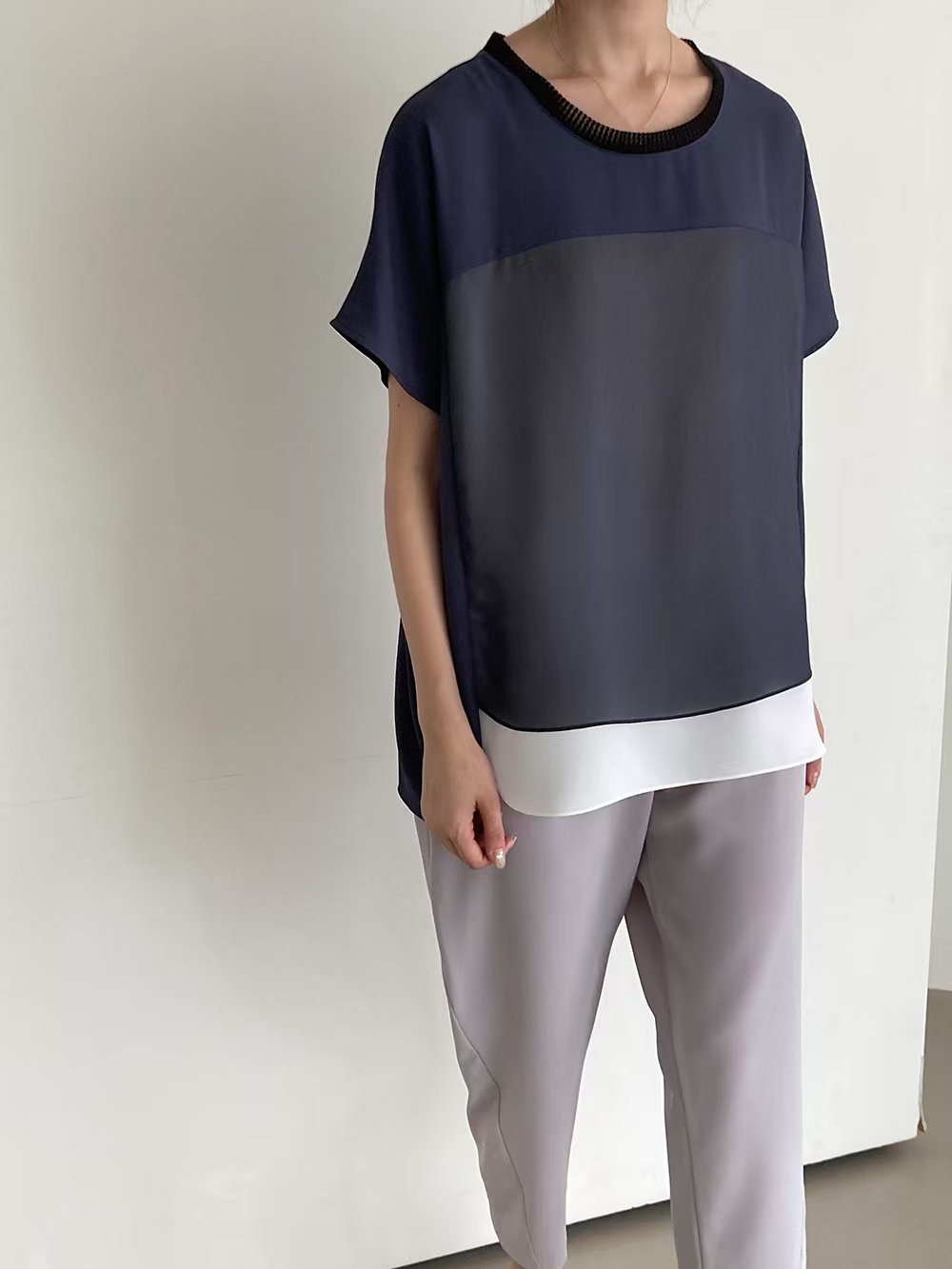 Navy Top with White Contrast Hem and Ribbed Collar ‖ 深蓝拼白下摆螺纹领口上衣KR0162371