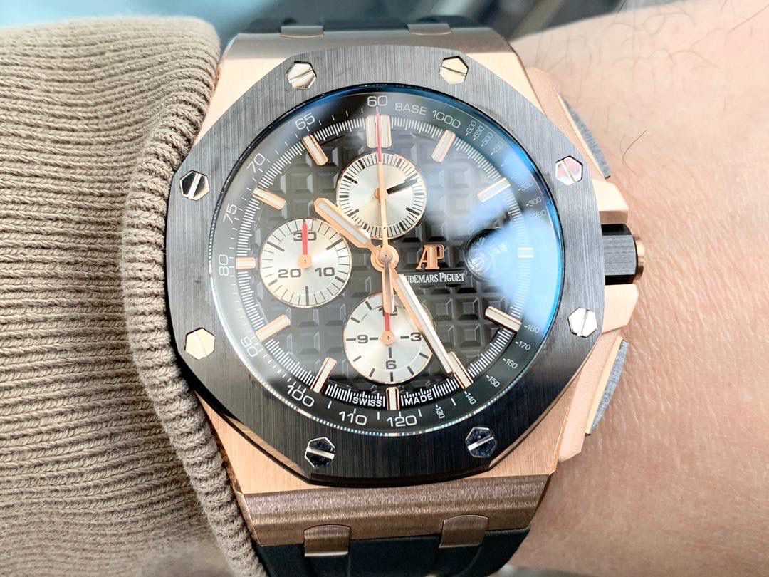 爱彼皇家橡树离岸型🔥💯横空出世。引用全新的彩色陶瓷锻造技术，表壳与圈口的选料，不惜重本使用日本进口的氧化锆，无需任何颜料，以超高的压力与超高的温度锻造，形成超高密度的彩色陶瓷，再经过百里挑一，确保每一个成品都与原版毫无色差！CNC级别的打磨，将整一个表壳的边边角角完美处理，即使陶瓷，也做到毫不割手。圈口的拉丝，经过顶级的打磨技术，做到每一丝每一线都毫无断续，每一颗六角螺丝都与表框处在同一平面，拒绝一丝一毫的凸显与凹陷，诠释了何为顶级的复刻工艺！