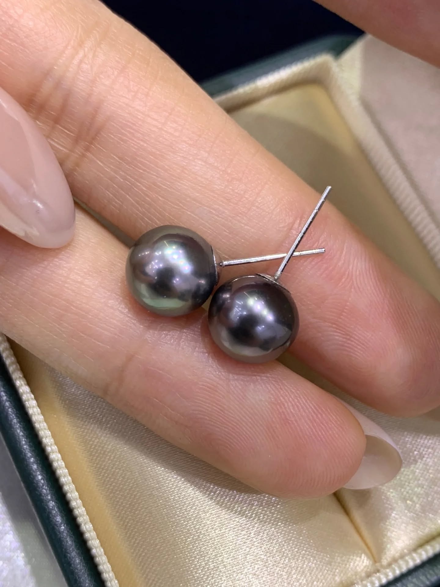 大溪地海水珍珠耳釘素釘 8-9mm  Pt900鉑金鑲嵌