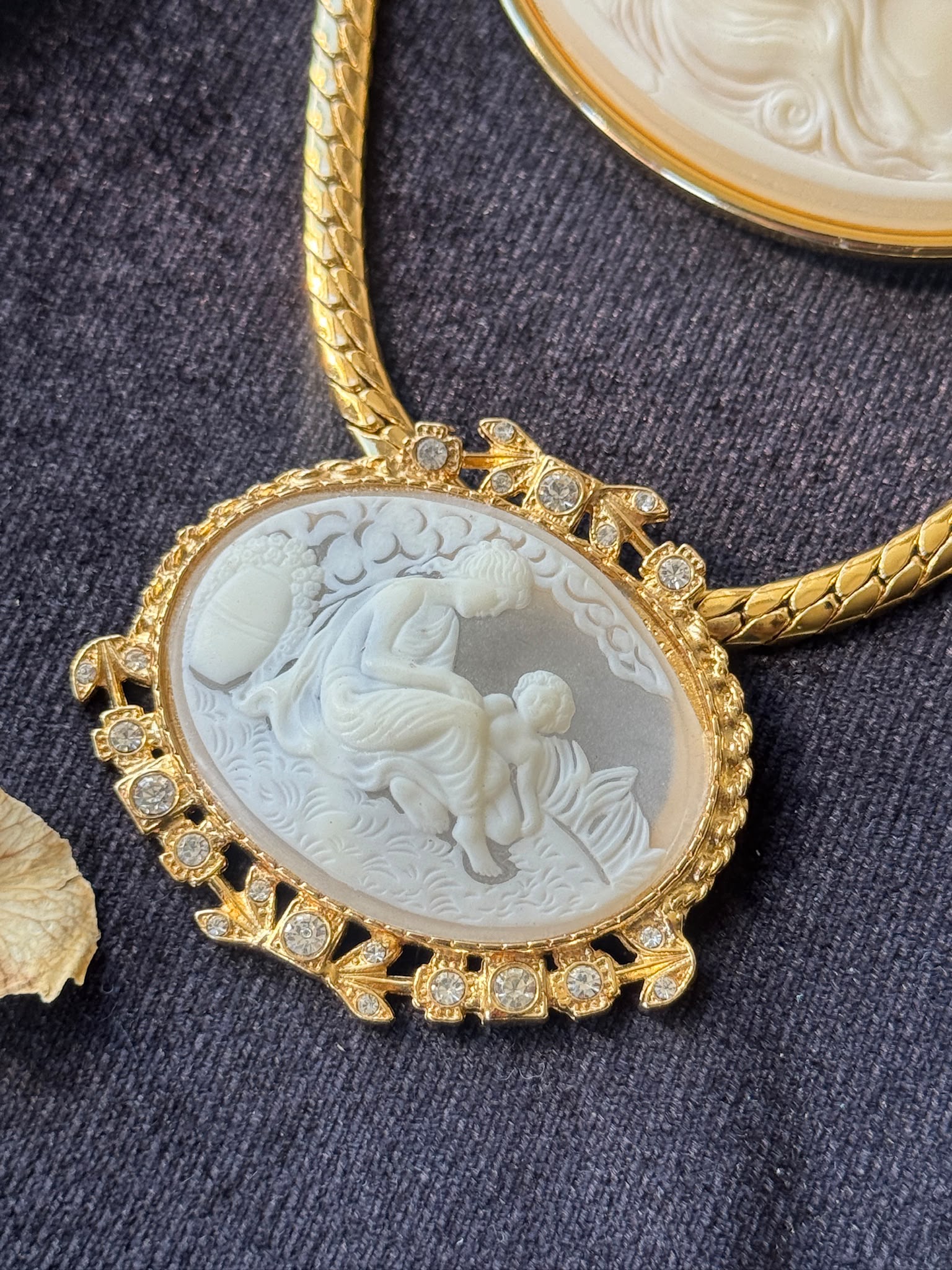 C.a. 1970s Neoclassical Snowy Resin Bas-Relief Cameo Princess Necklace (MT2266)