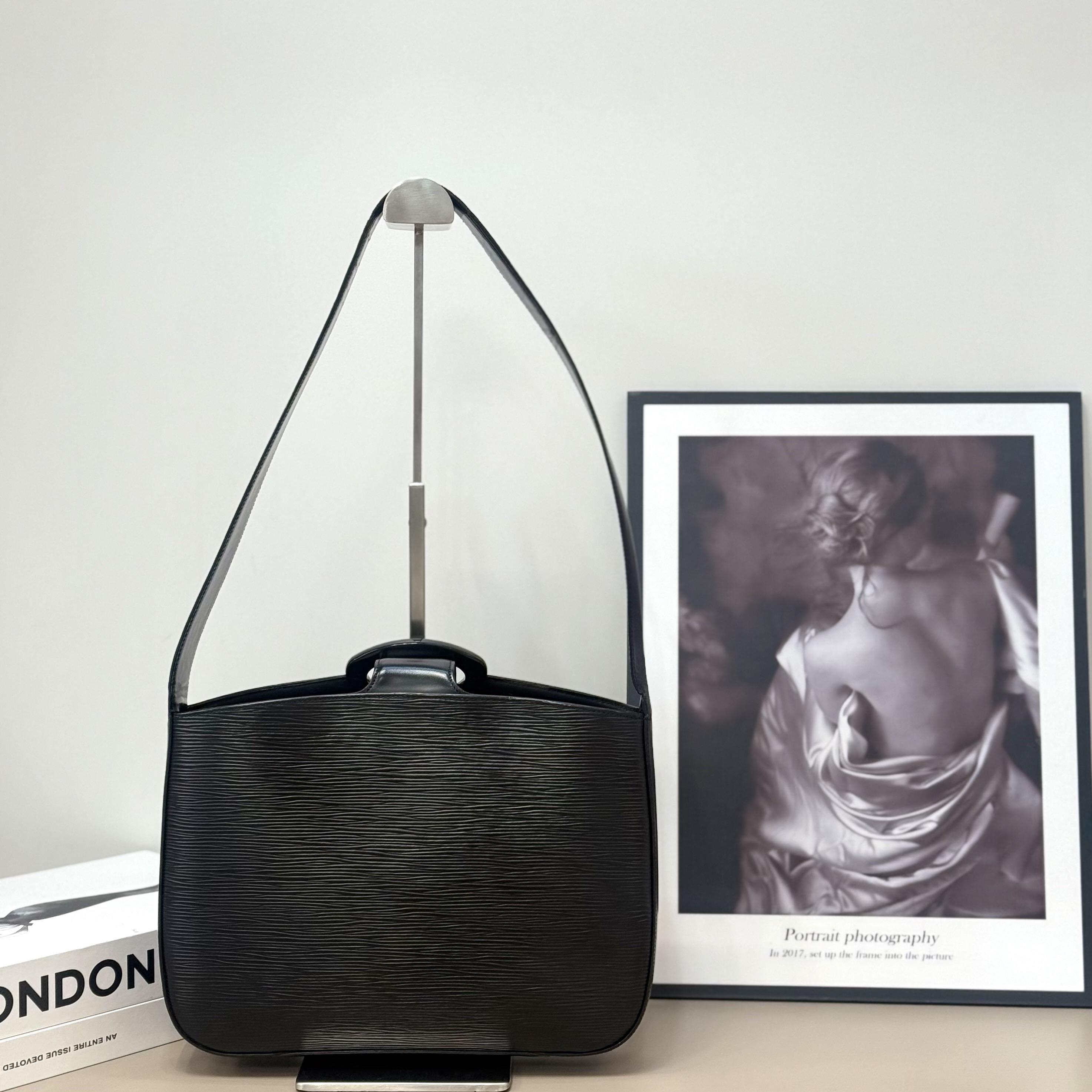 【預訂貨品】LV黑色EPI水波紋貝殼包 