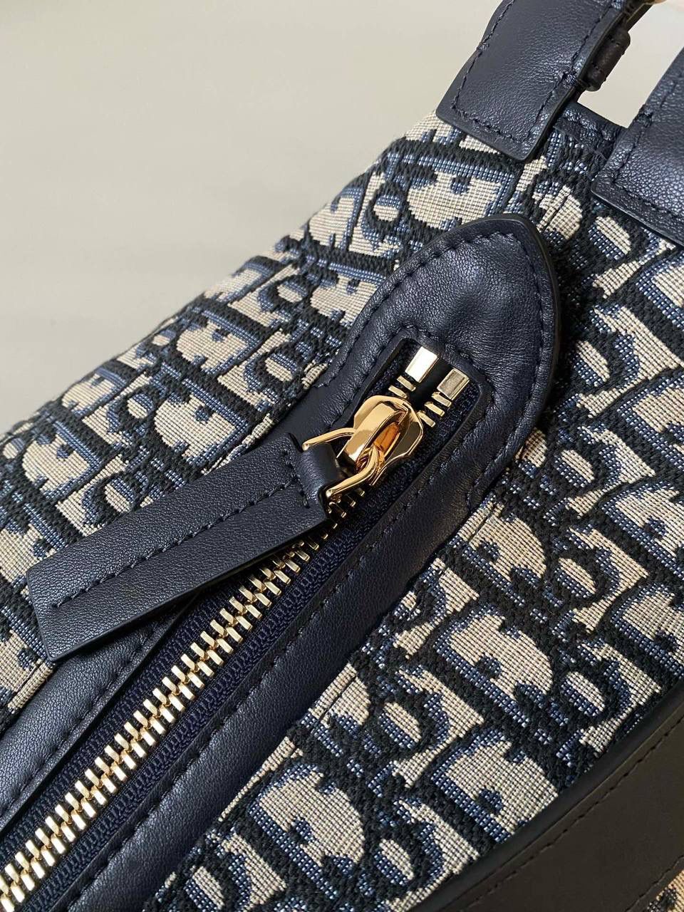 🈶老花蓝 𝐃𝐢𝐨𝐫 𝐃-𝐣𝐨𝐮𝐫𝐧𝐞𝐲手袋 不会还不知道吧？火出天际了姐妹们💕😍 今年 𝙳𝚒𝚘𝚛真的在松弛感这件事情上做到了极致 新款D-journey我直呼一个绝 难买程度不亚于保值系列，夸大了说哈哈 随性又高级的街头感，一改往日的嗲味 关键还是它的多功能肩带 三种背法都好看 俩侧口袋搭配的大号皮质拉牌更彰显个性 以复古金属𝘤𝘩𝘳𝘪𝘴𝘵𝘪𝘢𝘯 𝘥𝘪𝘰𝘳标识做点缀 既有装饰元素又实用 中号：33×16×15cm 小号：25.5x14.5x14cm