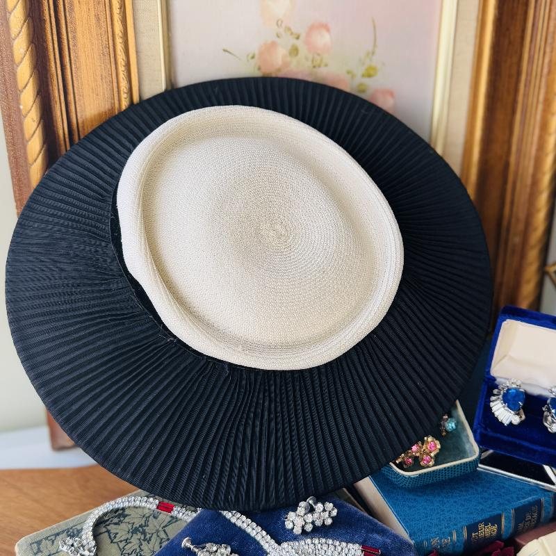 Rare! Vintage 1950s Black & White Pleated Saucer Hat (MT2129)