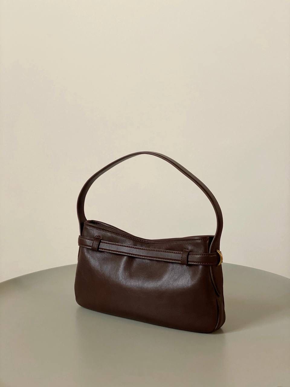 🈶石楠木色，小号 𝐌𝐢𝐮𝐌𝐢𝐮 𝐀𝐯𝐞𝐧𝐭𝐮𝐫𝐞腋下包 不得不说缪缪的美丽层出不穷！今年这只Aventure Nappa腋下包 看似平平无奇上身却意外好搭耐看 有点小复古又有点小机车， 就很值得夸赞一番 东西不用装太满，随性的褶皱感很戳心巴 自重非常轻，宽肩带设计一点都不溜肩容量空间也不错，日常东西都放的下 迷你iPai都👌🏻尊嘟人见人爱不带吹的！ 33×19×5cm #F0021m