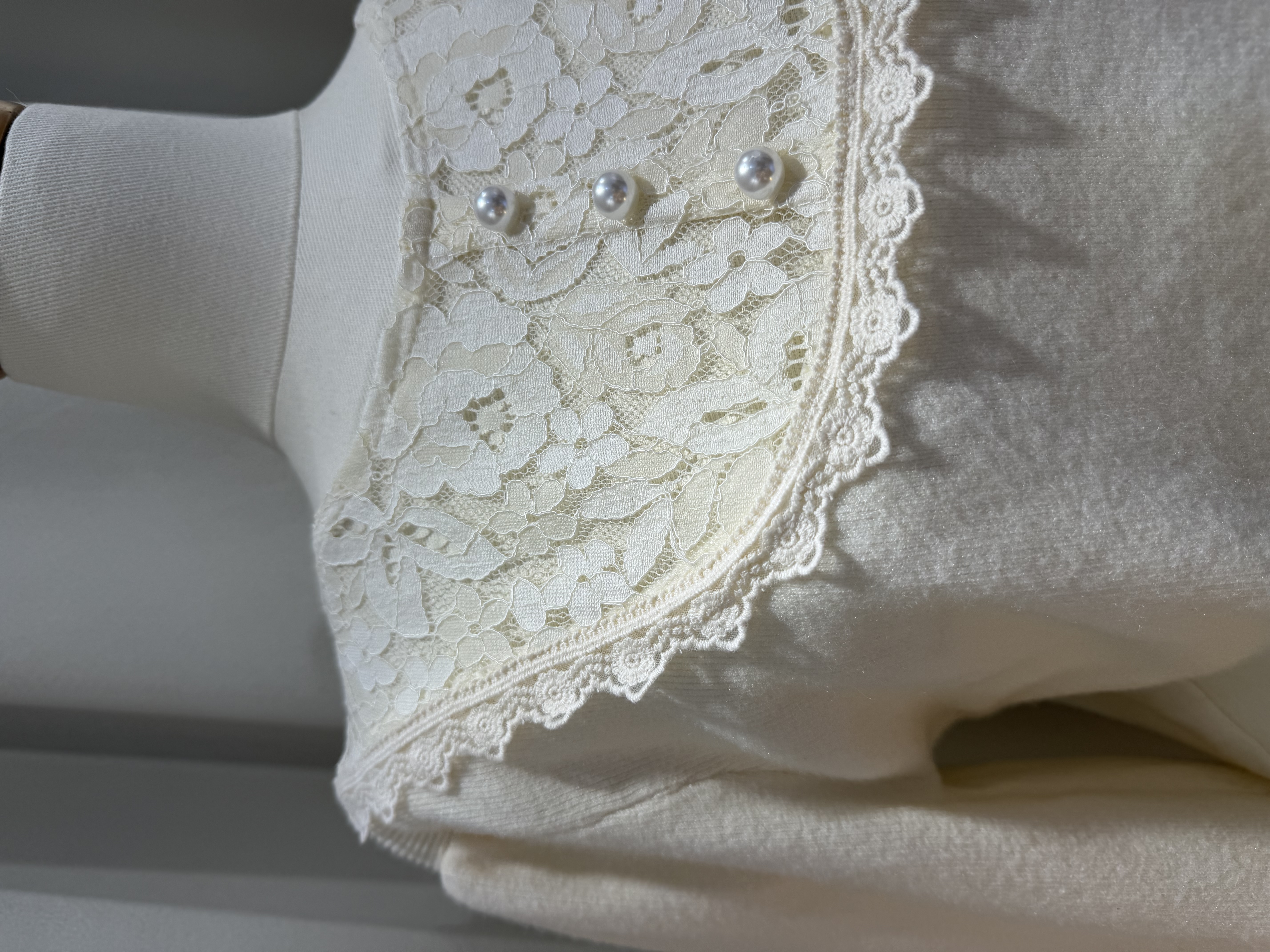 優雅蕾絲領珍珠鈕扣針織衫