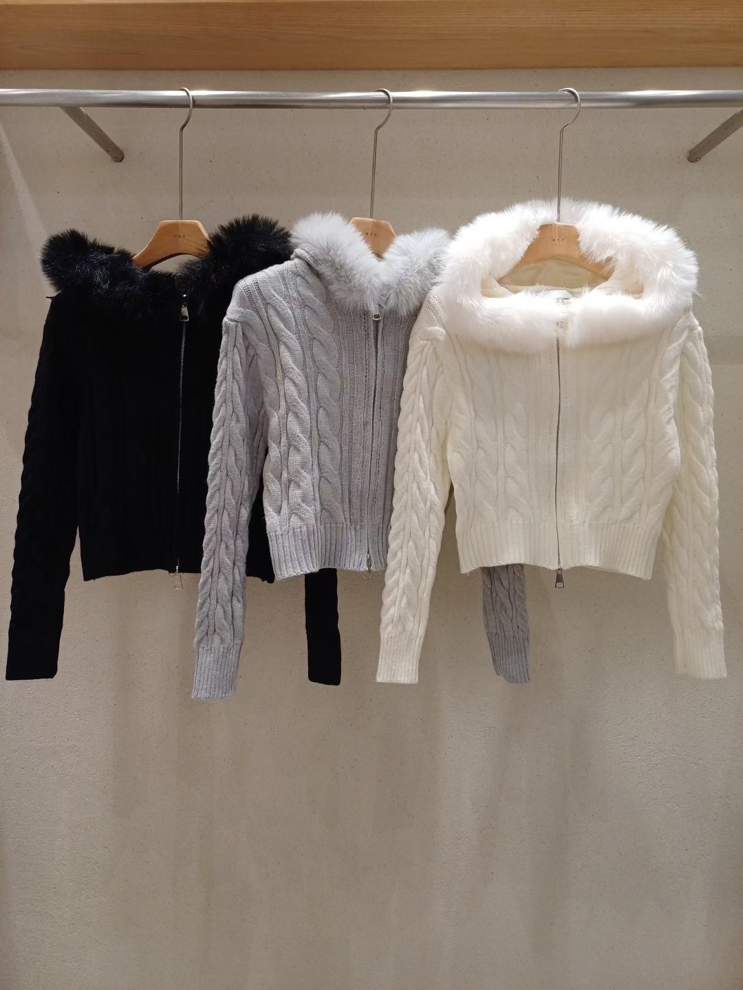 【 ♪ 新品追加🤍 | ⋆˚ʚɞ一穿愛上～女友感♡毛毛拉鍊麻花外套❄️☃️】 Snowy Zip Up Cardigan Top(三色入)