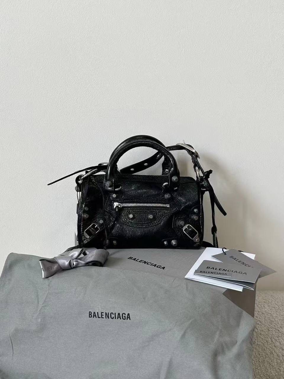 ⏰ ba1enciaga duffle cagole波士顿机车包黑色🖤 机车系列壮哉，又出新款咯～ 这只出来也是一眼爱 波士顿的包型真的不要太实用 手拎有腔调，斜挎也不违和 依旧采用原厂意大利VignolaNobile皮料 你们懂的😎 19.8×14×11.9cm743356m