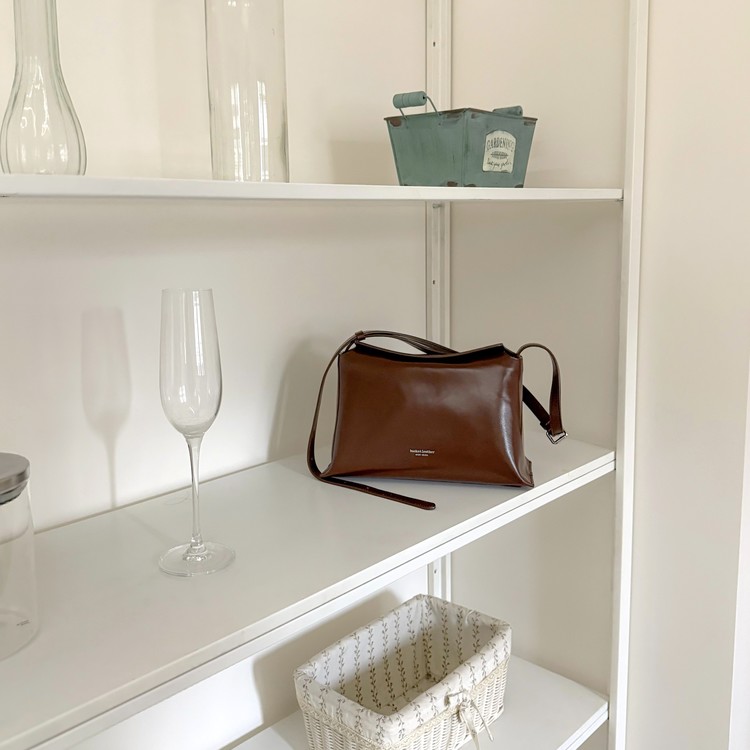 【26SS新皮】預訂_牛皮亮面 Bread bag 磁吸枕頭包 (M) By Bucks & leather