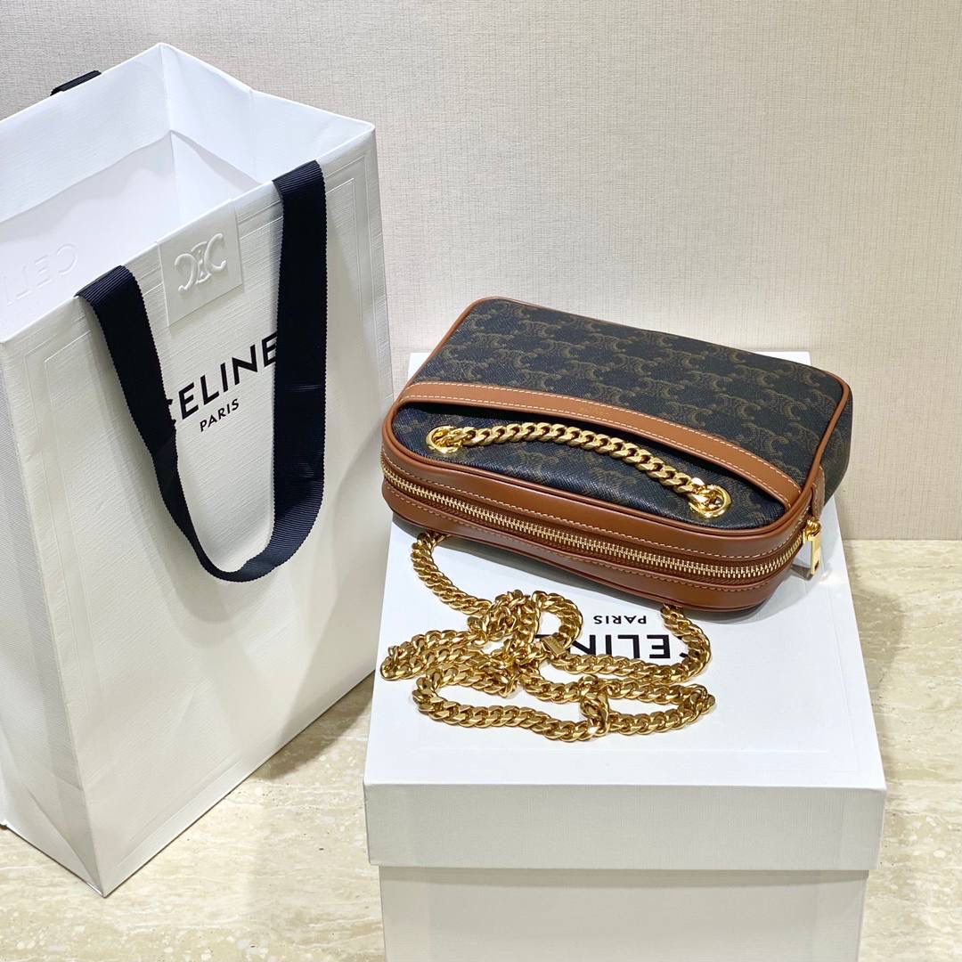 🔥大货实拍图 𝗖𝗘𝗟𝗜𝗡𝗘 ♥ 𝗣𝗔𝗧𝗔𝗣𝗔𝗡𝗦 𝗧𝗥𝗜𝗢𝗠𝗣𝗛𝗘 𝗖𝗔𝗡𝗩𝗔𝗦 Patapans 手袋来自 CELINE 2021春夏系列，以法国圣诞颂歌“Pat-a-pan”命名。规整的矩形包身由 Triomphe 老花帆布制成，马鞍棕色小牛皮点缀细节。双链条肩带从包身穿孔而过，洋溢复古学院派气息。 型号：196252 尺寸：20.5*15*4.5cm