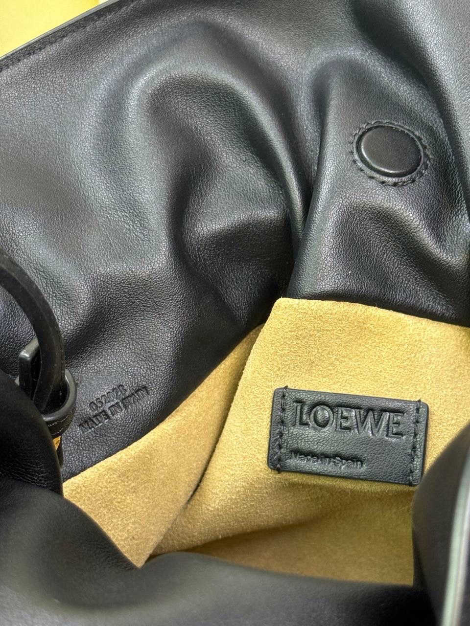 Flamenco clutch✦中号✦ 尺寸：𝟑𝟎-𝟐𝟒.𝟓-𝟏𝟎.𝟓𝐜𝐦 型号：052028黑色 ❤️flamenco clutch bag可手拿亦可优雅斜挎 云朵般温暖亦轻盈的造型如此简单，💯耐看💯不会out的款式！ ❤️包袋采用进口小牛皮，手感如羊皮般细腻柔软，却比羊皮更加结实耐用，麂皮内衬 ❤️品牌标志性绳结设计，收紧袋口就是小福袋造型，超Q，看着不大实际超会装😇