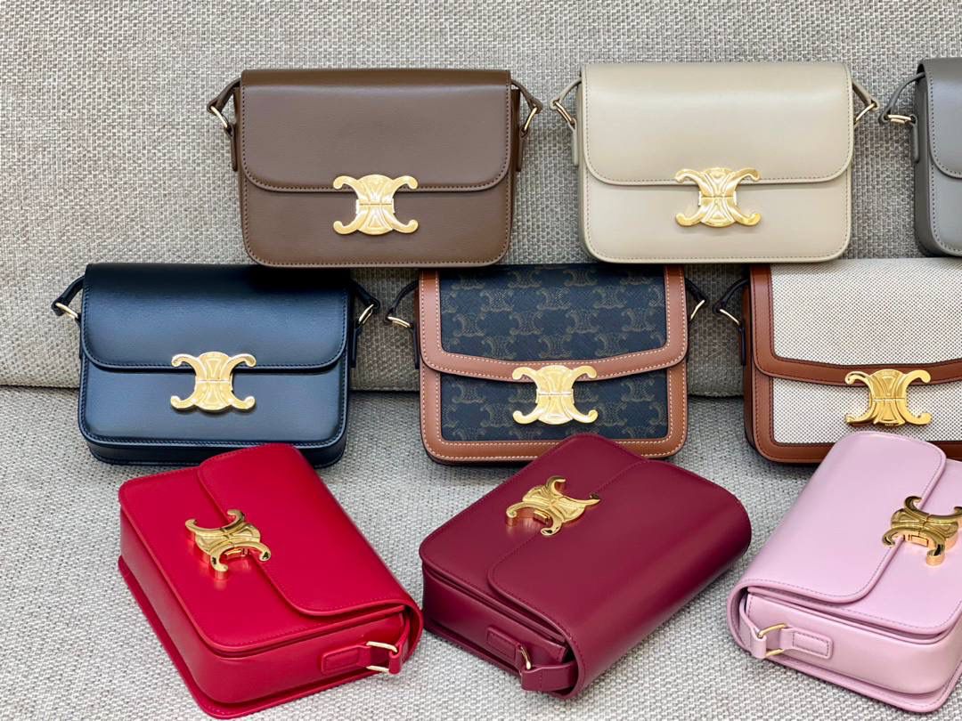 超多种包面配色哟～每一种都散发着高级品质的气息，凯旋门大金扣的点缀～为包包增添了一抹时尚的亮色，彰显着奢华与品味✨精致的尺寸设计不仅便于携带，更在细节间展现高雅气质！