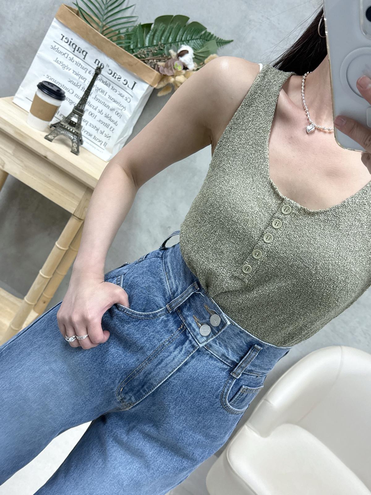 D14 扣鈕針織背心